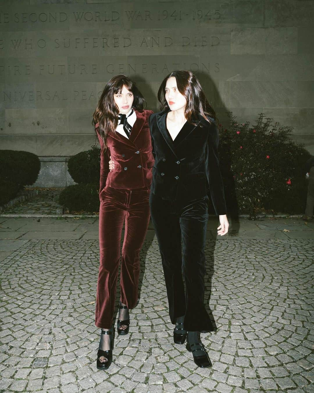 ナタリー・スアレスさんのインスタグラム写真 - (ナタリー・スアレスInstagram)「As sisters, we love taking @thekooples matching suiting and extra minis out on the town. This season’s The Kooples winter collection is all about luxurious velvets and tweeds that celebrate seventies rock n’ roll. #SuarezSisters #TheKooples #TheKooples15Years #ad」11月22日 10時06分 - natalieoffduty