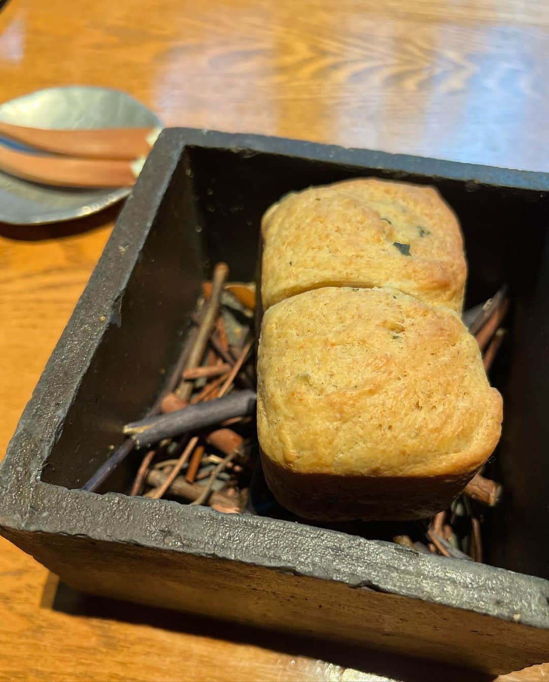 高倉絵理さんのインスタグラム写真 - (高倉絵理Instagram)「シェフのセンスを感じる新感覚の楽しいお食事。 西麻布『ICHII』 @restaurant_ichii   山梨食材を活かした イノベーティブキュイジーヌ。 シェフの故郷である山梨の食材をメインに使って作られているコースメニューです。  独創的で、驚きとワクワクを五感で楽しめるお料理の数々でした。  📍 ICHII 東京都港区西麻布3-1-22 サイビル 2F @restaurant_ichii   #ichii #イチイ #西麻布グルメ #六本木グルメ #西麻布 #東京グルメ #西麻布レストラン #フードスタグラム #港区グルメ」11月22日 10時06分 - eri_t28