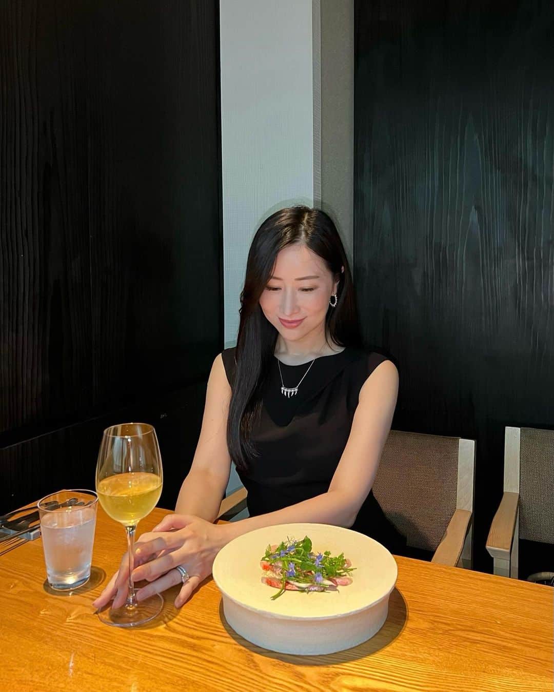 高倉絵理のインスタグラム：「シェフのセンスを感じる新感覚の楽しいお食事。 西麻布『ICHII』 @restaurant_ichii   山梨食材を活かした イノベーティブキュイジーヌ。 シェフの故郷である山梨の食材をメインに使って作られているコースメニューです。  独創的で、驚きとワクワクを五感で楽しめるお料理の数々でした。  📍 ICHII 東京都港区西麻布3-1-22 サイビル 2F @restaurant_ichii   #ichii #イチイ #西麻布グルメ #六本木グルメ #西麻布 #東京グルメ #西麻布レストラン #フードスタグラム #港区グルメ」