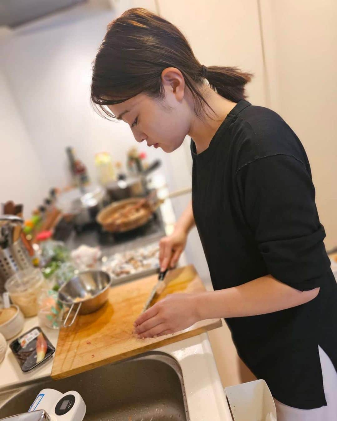 井上咲楽さんのインスタグラム写真 - (井上咲楽Instagram)「病気と闘っている知人に贈るご飯。  食べられるもの、食べられないものを色々聞いて、献立を考える。 この食材でで食べ応えのあるものってなんだろう、どんな風味や食感があったら、味覚と心が満たされるだろうか。細かく想像して味のバランスを考えてみる。 思った以上にもりもり食べてもらえてすごく嬉しかった。知人ががんばっているように、わたしはわたしでしっかりと踏ん張ろうと思った！ 奥さんと友達と、和やかだけど賑やかで、楽しいひとときだった。 また、食べに来てほしい  ・水菜とアボカドと納豆のらっきょサラダ ・さば揚げて香味のっけた（長谷川あかりさんのレシピ本より） ・金目鯛の煮付け　@shinkai.izu のパウチのやつ ・さつまいもサラダ ・柚子胡椒まぜごはん ・オクラとえのきのお味噌汁 ・豆腐にこみ」11月22日 10時08分 - bling2sakura