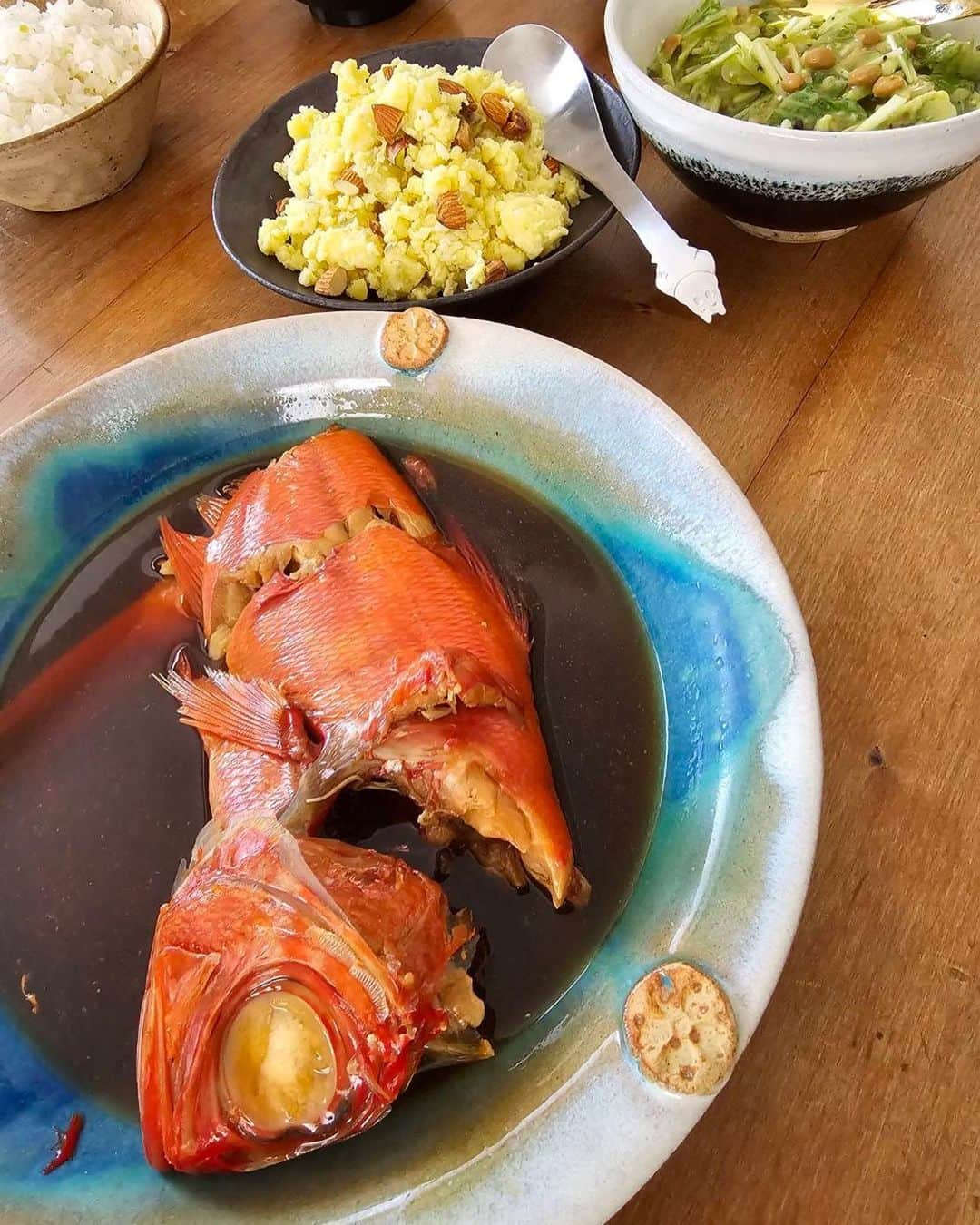 井上咲楽さんのインスタグラム写真 - (井上咲楽Instagram)「病気と闘っている知人に贈るご飯。  食べられるもの、食べられないものを色々聞いて、献立を考える。 この食材でで食べ応えのあるものってなんだろう、どんな風味や食感があったら、味覚と心が満たされるだろうか。細かく想像して味のバランスを考えてみる。 思った以上にもりもり食べてもらえてすごく嬉しかった。知人ががんばっているように、わたしはわたしでしっかりと踏ん張ろうと思った！ 奥さんと友達と、和やかだけど賑やかで、楽しいひとときだった。 また、食べに来てほしい  ・水菜とアボカドと納豆のらっきょサラダ ・さば揚げて香味のっけた（長谷川あかりさんのレシピ本より） ・金目鯛の煮付け　@shinkai.izu のパウチのやつ ・さつまいもサラダ ・柚子胡椒まぜごはん ・オクラとえのきのお味噌汁 ・豆腐にこみ」11月22日 10時08分 - bling2sakura