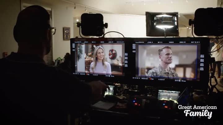 キャンディス・キャメロン・ブレのインスタグラム：「@candacecbure shares behind the scenes of #MyChristmasHero! Tune in Friday at 8/7c for this special #GreatAmericanChristmas Original Premiere, part of our Thanksgiving Weekend Event!   Text CHRISTMAS to 877-999-1225 to find #GreatAmericanFamily   #GreatAmericanFamily #WelcomeHome @hoganfilm #ChristmasMovies #FamilyTV #Military #ChristmasTime #Premiere #HolidaySeason #FamilyTime 🎄」