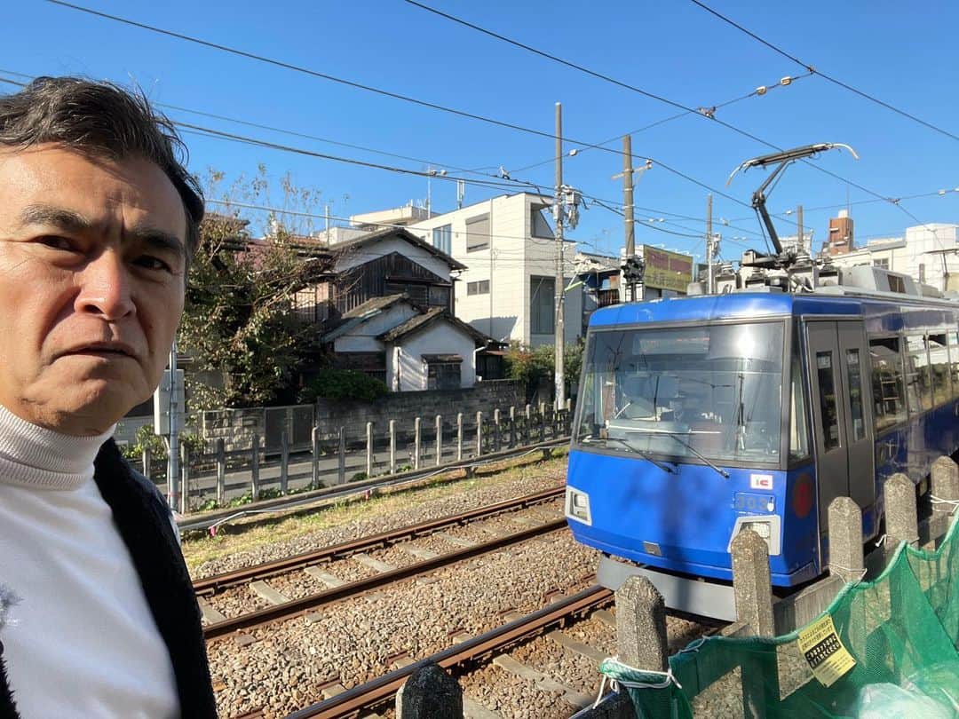 石原良純のインスタグラム：「日向はヌクヌク、日陰はピリピリ、初冬の日差しが心地よい。今日は世田谷線ぶらりロケ。下高井戸から三軒茶屋までの5キロを歩く。 下高井戸駅を出てすぐ、線路の向こうの古い一軒家に見覚えあり。アレぞ大沢家政婦紹介所。『家政婦は見た！』の市原悦子さんがいた所だ。看板こそないが、建物は健在だった。 世田谷線沿線には、豪徳寺あり、松陰神社あり。世田谷城址に世田谷代官所跡、世田谷八幡宮。世田谷区役所もあるのだから、世田谷線が世田谷区の中心に間違いない。」
