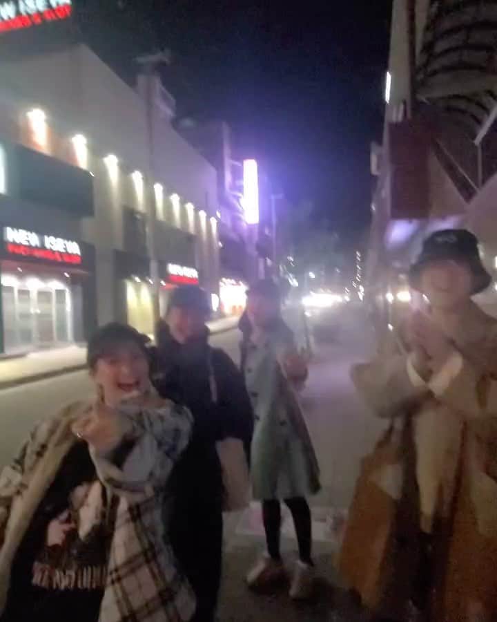 高田夏帆のインスタグラム：「今日は加藤ちゃんバースデー🐻 私達が何かあって舞台上に上がれなくなった時に いつでも上がれるよう全員の役をやれるよう 毎日スタンバイしてくれてる加藤ちゃん！ 貴方がいるからclub a go goは営業できている☺︎ 稽古中はへなちょこブリジットの悩み聞いてもらったり 居残りで少々苦手なダンス教えてもらったり とっても支えてもらった そして今胸張ってブリジットやれてる🎀 本番前いつも早く来て 練習してるの知ってるよよよ 加藤ちゃんいつもありがとう！おめでとう~~」