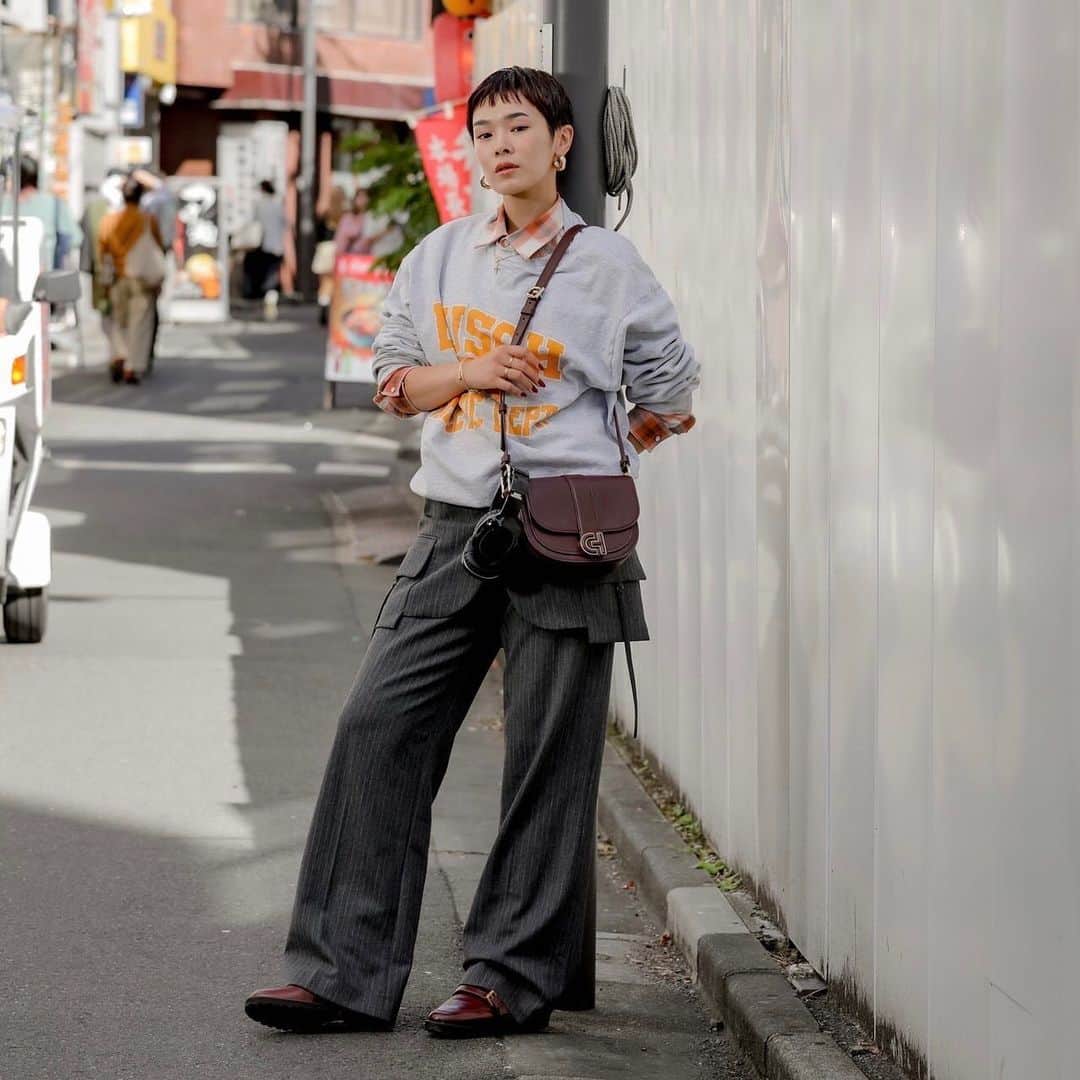 COLE HAAN JAPANさんのインスタグラム写真 - (COLE HAAN JAPANInstagram)「. モデルの畠山千明さん。 ⁡ 原宿・とんちゃん通りの古着屋に勤める傍ら 数多くのファッションスナップを飾り、 出産後にプロのモデルとして 本格的な活動を始めたという異例の経歴の持ち主。 ⁡ 個性際立つ独自のスタイルが持ち味の彼女のポリシーは 「背負いこみ過ぎず、頑張り過ぎず、できることをやりきる」こと。 一番大切なのは家族だと言い切る 揺るがない軸があるからこそ、 その中で自分らしく自由な表現を貫く 強さと自信を感じさせます。 ⁡ そんな彼女が選んだアイテムは 滑りにくいラバーソールのストラップローファーと コンパクトなショルダーバッグ。 スマートに見えて驚くほど機能性に優れた コンビネーションは同色で合わせる事で スタイリングがきれいに纏まります。 ⁡ 👞 グリニッジ モンク ストラップ ローファー ￥38,500- ⁡ 👜 エッセンシャル ミニ サドルバッグ ￥46,200- ⁡ ======================== その他最新コレクションは プロフィールのリンクよりチェック☑️ ▼▼ @colehaanjapan ======================== ⁡ @hatakeyama_chiaki ⁡ #ColeHaan #コールハーン #畠山千明 #chiakihatakeyama #2023FW #秋ファッション #冬ファッション #秋冬ファッション #2023秋トレンド #秋コーデ #冬コーデ #秋冬コーデ #ローファー #バッグ #ミニバッグ #ショルダーバッグ」11月22日 10時27分 - colehaanjapan