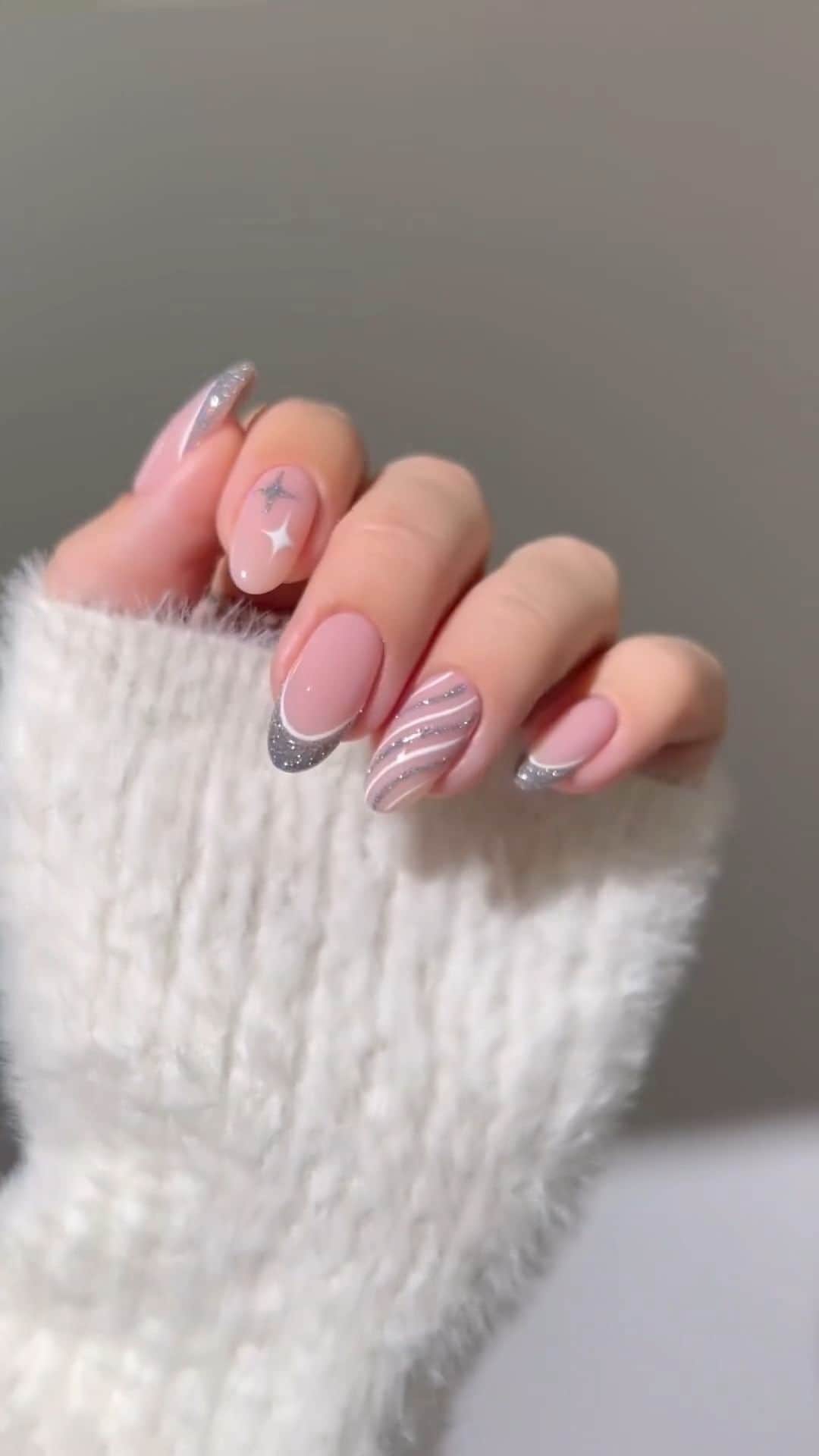 SHEINのインスタグラム：「@heygreatnails is basking in the holiday magic with winter tips that twinkle like freshly fallen snowflakes ❄️💅✨  #SHEINinspo」