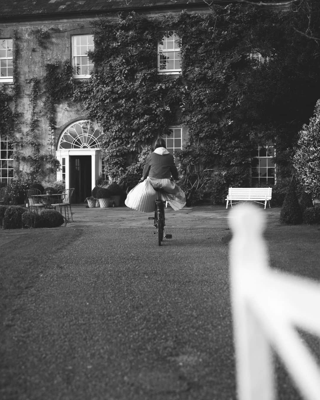 ジェイクルーさんのインスタグラム写真 - (ジェイクルーInstagram)「IRELAND TRAVEL NOTES | A joy ride with @joannahalpin through the grounds of @ballymaloe_house, a country hotel built into a 15th century castle.」11月22日 10時33分 - jcrew