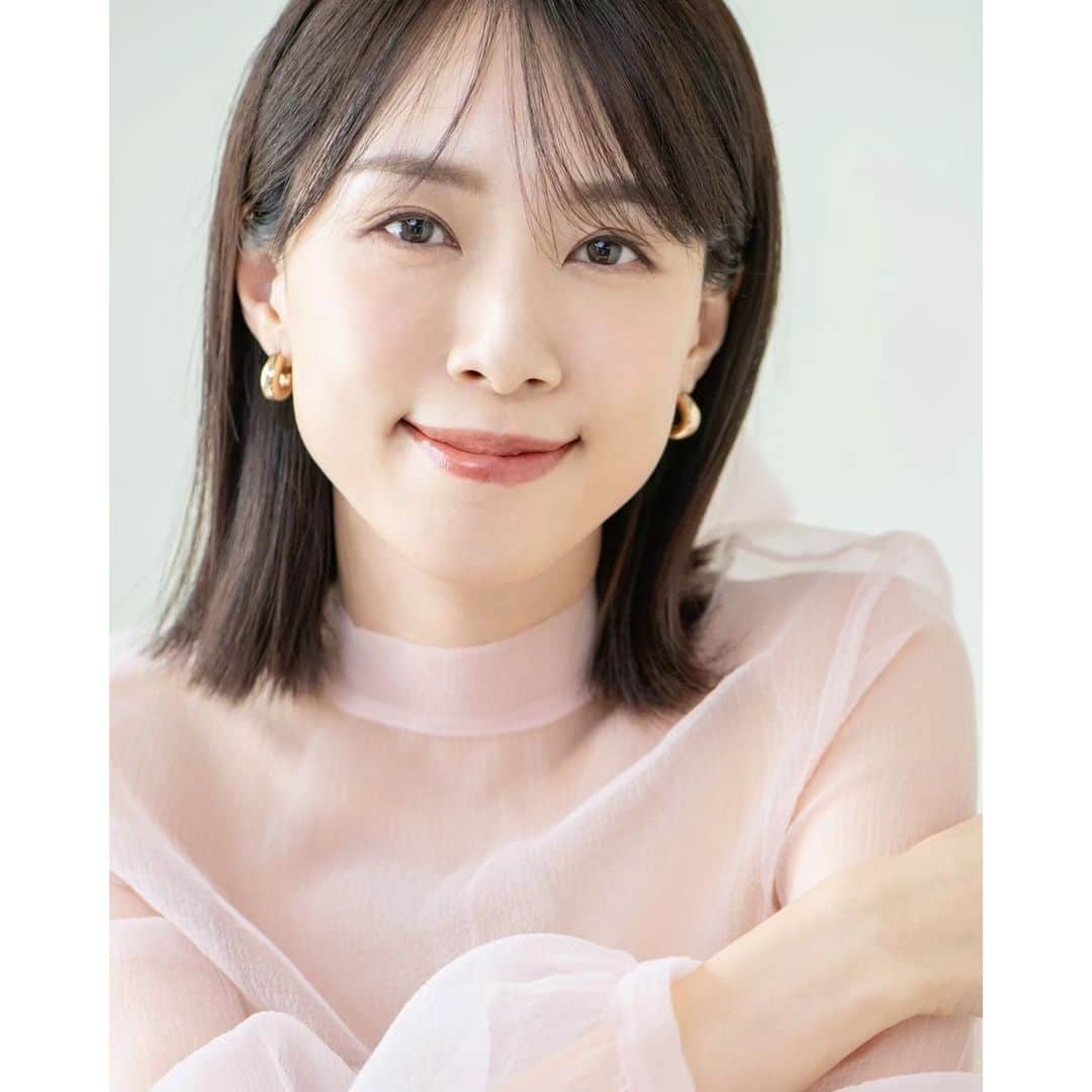 天田優奈のインスタグラム：「かなり久しぶりの作品撮り📷️ 同い年チームで。 2人の写真の感じとメイクも好き。 いつもありがとう😊 @y.sho_hei @miki__oikawa   息子が写真データをみて 「これママじゃな～い若い～」 と言ってて笑ってしまったよ。 どれがママ？って聞いたら めちゃくちゃ爆笑してる写真を選んでくれた。 息子のイメージが笑顔で良かったわ😜  最近は通いだしたピラティスの先生たちはいつも笑顔で、自分も笑顔でいなきゃな～と思ってたところだったんだ。 それだけですごくプラスなエネルギーもらうんだよね。 何事も少しの意識が大事よね～」