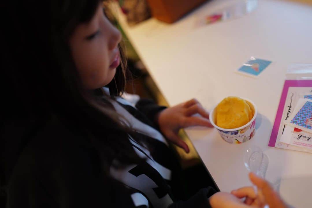 廣瀬規子さんのインスタグラム写真 - (廣瀬規子Instagram)「@yayoi.tokyo 三茶にあるおしゃれで可愛くて美味しいジェラート屋さん🍨  一時帰国中の @joetonozomi に会いに行ってきた💓  お嬢さんはオレンジのジェラートをお代わり🙈  美味しくてオシャレで楽しい時間をありがとう〜✨  #ジェラート #yayoitokyo #三軒茶屋 #三軒茶屋グルメ #gelato #tokyosweets」11月22日 10時39分 - noriko_style