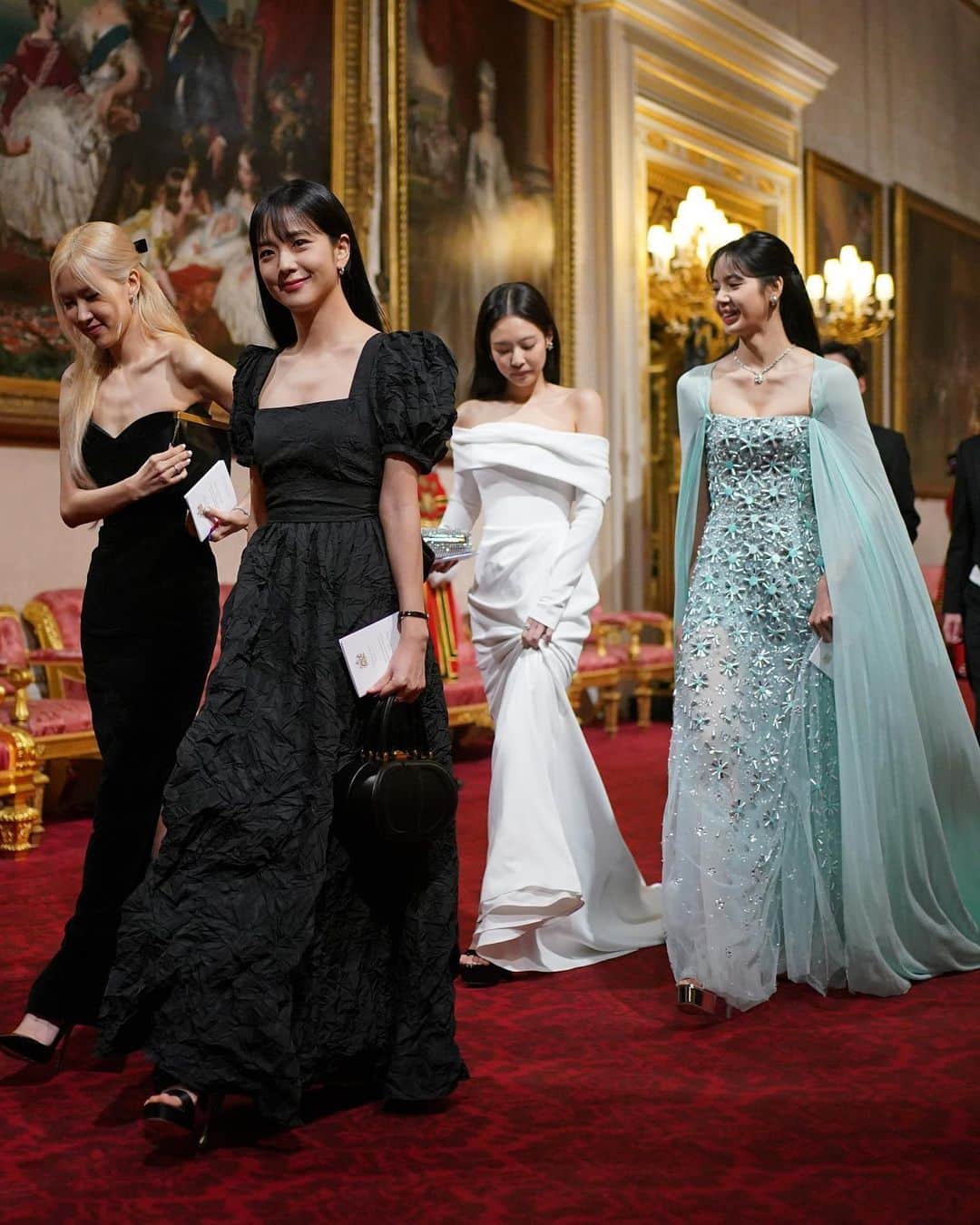 ELLE girl JAPANさんのインスタグラム写真 - (ELLE girl JAPANInstagram)「現在、韓国のユン・ソンニョル大統領＆キム・ゴンヒ大統領夫人がイギリスを公式訪問中。バッキンガム宮殿で開催された国賓晩餐会にBLACKPINKも出席したことが明らかに！　ジスとロゼはブラック、ジェニーはホワイト、リサは淡いブルーとそれぞれエレガントなドレスを着用していた👗✨  📷Getty Images  #blackpink #blackpinkjisoo #blackpinkjenniekim #blackpinklisa #blackpinkrose #blackpinkedit #blackpinkedits #royal #royalfamily #blackpinklisaedit #blackpinkjisooedit #blackpinkjennieedit #blackpinkroseedit #ブラックピンク #ブラックピンクジス #ブラックピンクジェニ #ブラックピンクリサ #ブラックピンクロゼ #韓国アイドル #韓国アイドルファッション #kpop #kpopedit」11月22日 10時39分 - ellegirl_jp