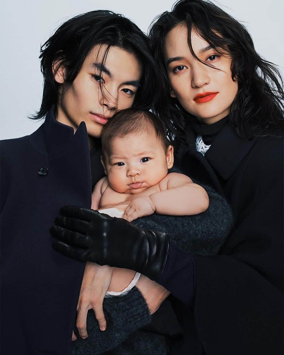 松岡モナさんのインスタグラム写真 - (松岡モナInstagram)「I’m very excited to share our first family photo with Mars’s face to you guys🥹❤️‍🔥 I was able to go back to Japan where I’m from and Mars’s birth country to shoot this lovely holiday campaign for @unitedarrows_official ❤️🎌 We are so honored to be apart of this 🙏🏻 日本で貴重な撮影ができました🥹 家族で撮影は初めてだし、私の母親が撮影現場に来たのも初めてでとても貴重な時間でした🥰 ありがとうございます❤️‍🔥❤️‍🔥  Ph: KIZEN Sty: SHOTARO YAMAGUCHI Hair: ASASHI Make-up: UDA  @beautyandyouth_official  @ua_greenlabel   #uaholidays  #ユナイテッドアローズ  #beats_of_fashion」11月22日 10時42分 - monamatsuoka