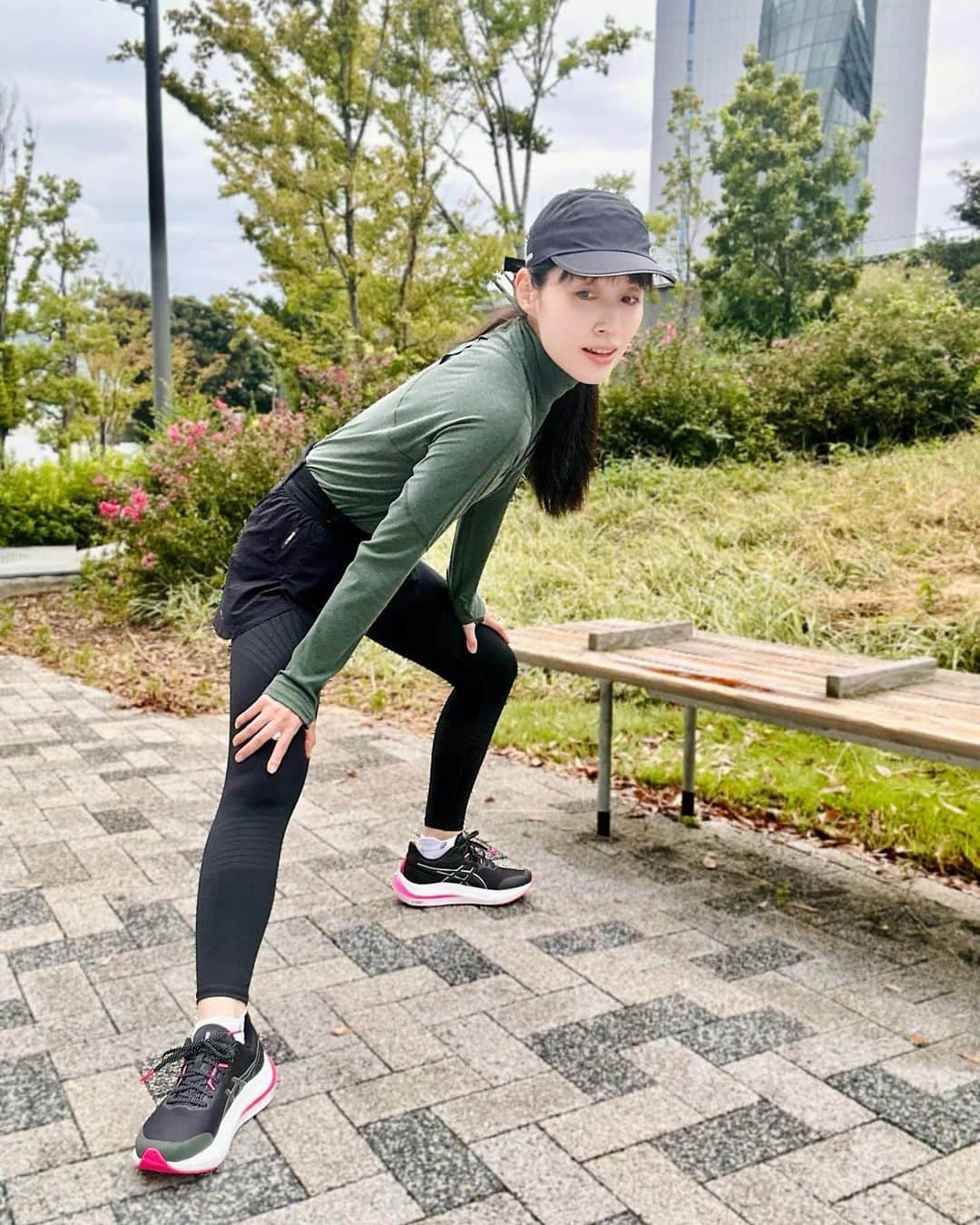 田中千絵さんのインスタグラム写真 - (田中千絵Instagram)「🧋台北生活🧋  ランニングが とても快適な季節になってきましたね！ 最近ですが朝ランはお休みして 夕方から少しずつ 長距離のランニングをしています。  先日の旅番組でも ASICS TAIWANさん提供のランニングウェアを着て 素敵な長野を走って満喫することができました🏃🏻‍♀️ いつも本当にありがとうございます！  これからの季節 たくさんの場所でマラソン大会が開催されます。 私もまた楽しみながら マラソン大会出場に向けて 少しずつ練習を重ねたいと思います( ´▽` )ﾉ . Thank you ASICS TAIWAN💚🩷💚 . 現在來到跑步最佳季節！ 最近暫停晨跑 我改成傍晚的時間 慢慢增加長距離的練跑。  前幾天播出的旅遊節目中 我也穿上ASICS TAIWAN贊助的運動衣 享受了長野縣慢跑旅遊🏃🏻‍♀️ 非常感謝ASICS TAIWAN！  接下來的季節 在很多地方開始舉辦路跑賽事。 我也為下一個全馬 抱著好玩的心態繼續練跑去( ´▽` )ﾉ  @asicstw  . . . #台湾 #台灣 #taiwan  #台北 #taipei  #asics #asicstaiwan #亞瑟士  #BEATTHECOLD #GT200012 #輕盈穩定全新升級 #ASICSRUNNING #ランニング #跑步 #running  #台北と東京の生活  #中国語」11月22日 10時43分 - chietanaka817