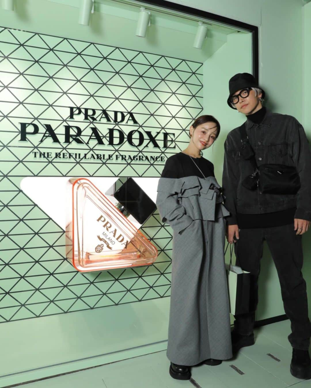 田中亜希子さんのインスタグラム写真 - (田中亜希子Instagram)「@pradabeauty   本日11/22東京・表参道にPOPUPstore「プラダ ビューティ トウキョウ」がオープンされるということで、先んじて伺って参りました！  持ち運びたくなるデザインと、いつでも纏っていたいプラダのアイコンフレグランス「プラダ パラドックス オーデパルファム」をはじめとするフレグランスの数々を体験、購入できるstoreです。  またこちらのstore限定で、storeで購入したフレグランスにプラダのファッションパターンをUVプリンターで印刷してもらえます♡(6枚目)かわいい！ #PR #prada #PradaParadoxe #PradaBeauty #プラダパラドックス」11月22日 10時43分 - akiico