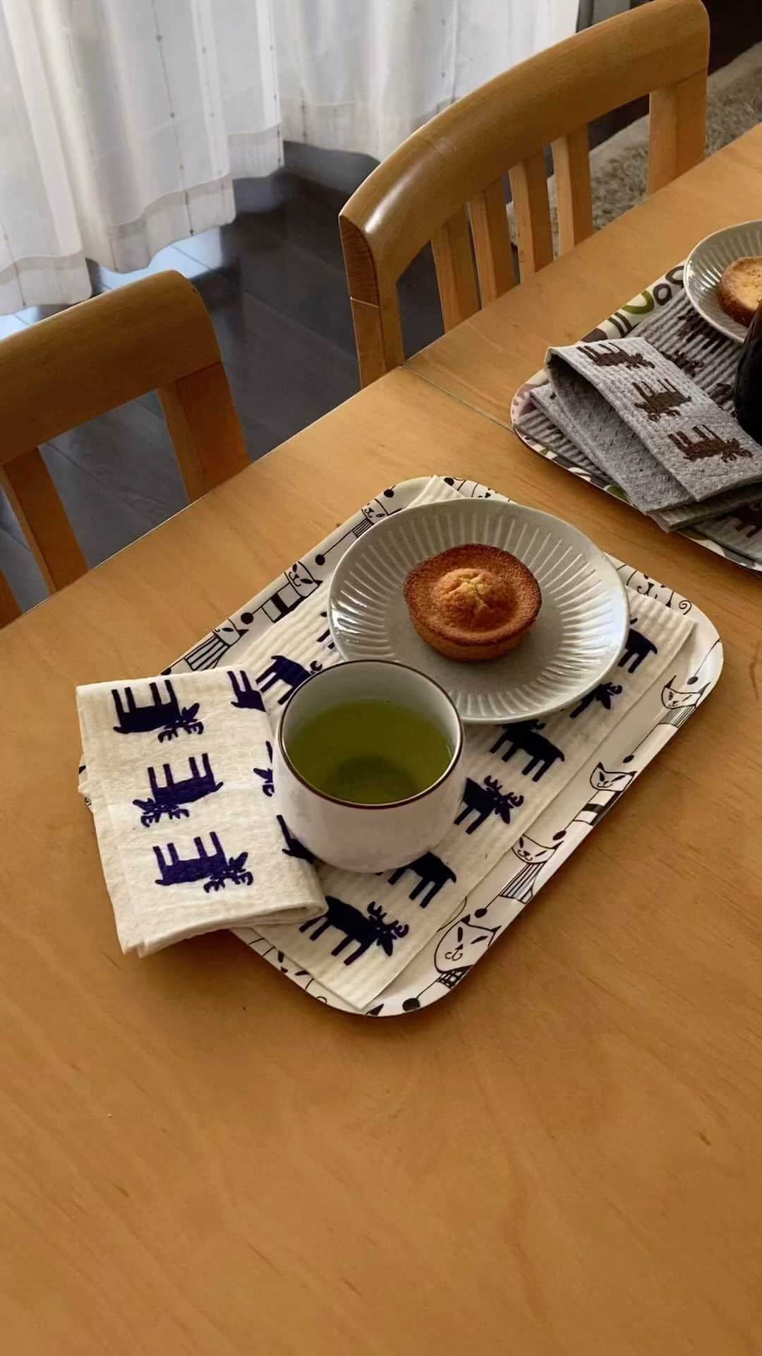 ecomfort（エコンフォート）のインスタグラム：「すっかり寒くなってきましたね。 温かい飲み物でほっと一息。  今回は、スポンジワイプ水切りマットサイズを、 半分にカットしたつかいかをご紹介。  1/2サイズになった1枚をお盆の上に敷いて、 もう半分は、お絞りに。  ムースの色違いで合わせてみました。 どうでしょう？  ぜひ、使ってみてくださいね。  スポンジワイプは、煮沸が可能です。 汚れが気になる時は、重曹や、酸素系漂白剤を少し加えて1〜2分つけ置き。 水でしっかりゆすいだら、綺麗になりますよ。  [森活]スポンジワイプ　ベングト＆ロッタ　ムース  デザインは、KLIPPANのブランケットやファブリックのデザインを長年手がけているデザインユニット「BENGT&LOTTA」。 BENGT&LOTTAの夢は、「デザインで人々をハッピーにすること」。  そんな2人のデザインをスポンジワイプとして取り入れることで、 毎日立つキッチンがもっと楽しくなることを願っています。  KLIPPANはスウェーデンを代表するホームテキスタイルブランドです。 1879年創業以来「天然繊維100％・サステナビリティ・アニマルウェルフェア」を哲学に掲げ、 地球にもヒトにもやさしい商品は、世界30ヵ国以上で愛され続けています。 2008年には、殺虫剤やケミカルを含まない希少な「エコウール」を世界で初めてブランケットに採用。 2013年には、すべてのコットンをオーガニックに切り替え、近年は製造過程であまった糸を再利用した 「リサイクルウール」の開発に取り組むなど、タイムレスな価値を追求し続けています。 品質だけでなく、スウェーデンを代表するデザイナーとのコラボレーションから生まれる デザインたちが、人々の心を惹きつけてやみません。  「KLIPPAN・スポンジワイプセット」の開発は、【エコンフォートハウスの森活プロジェクト】の発足をきっかけにスタートしました。  このプロジェクトは、 ”ひとりひとりの暮らしから、快適なサステナブル社会を実現する” ことを目指すエコンフォートハウスと、 国際非営利団体weMORI（ウィモリ）が、 ボルネオ熱帯林への植林活動を実施することで地球温暖化防止を目指すものです。 素材も生産方法も、年々さらにサステナブルに進化しているKLIPPANは、この【森活プロジェクト】に共感。  「KLIPPAN・スポンジワイプセット」の開発により、本プロジェクトに参加を決めました。  「KLIPPAN・スポンジワイプセット」のご購入で、1セットにつき6円がボルネオ熱帯林の保全・再生活動に寄付されます。   皆さんもKLIPPANと一緒に、地球環境を守る1歩を踏み出しませんか？  エコンフォートハウスは、klippan・Dr.Beckmannの総輸入販売元、MQ・Duotexの輸入販売元です。  #klippan #bengtlotta #スウェーデン #北欧 #スポンジワイプ #クリッパンスポンジワイプセット #クリッパン #sdgs #サステナブル #ボルネオ #植樹 #森活プロジェクト #セルローススポンジ」