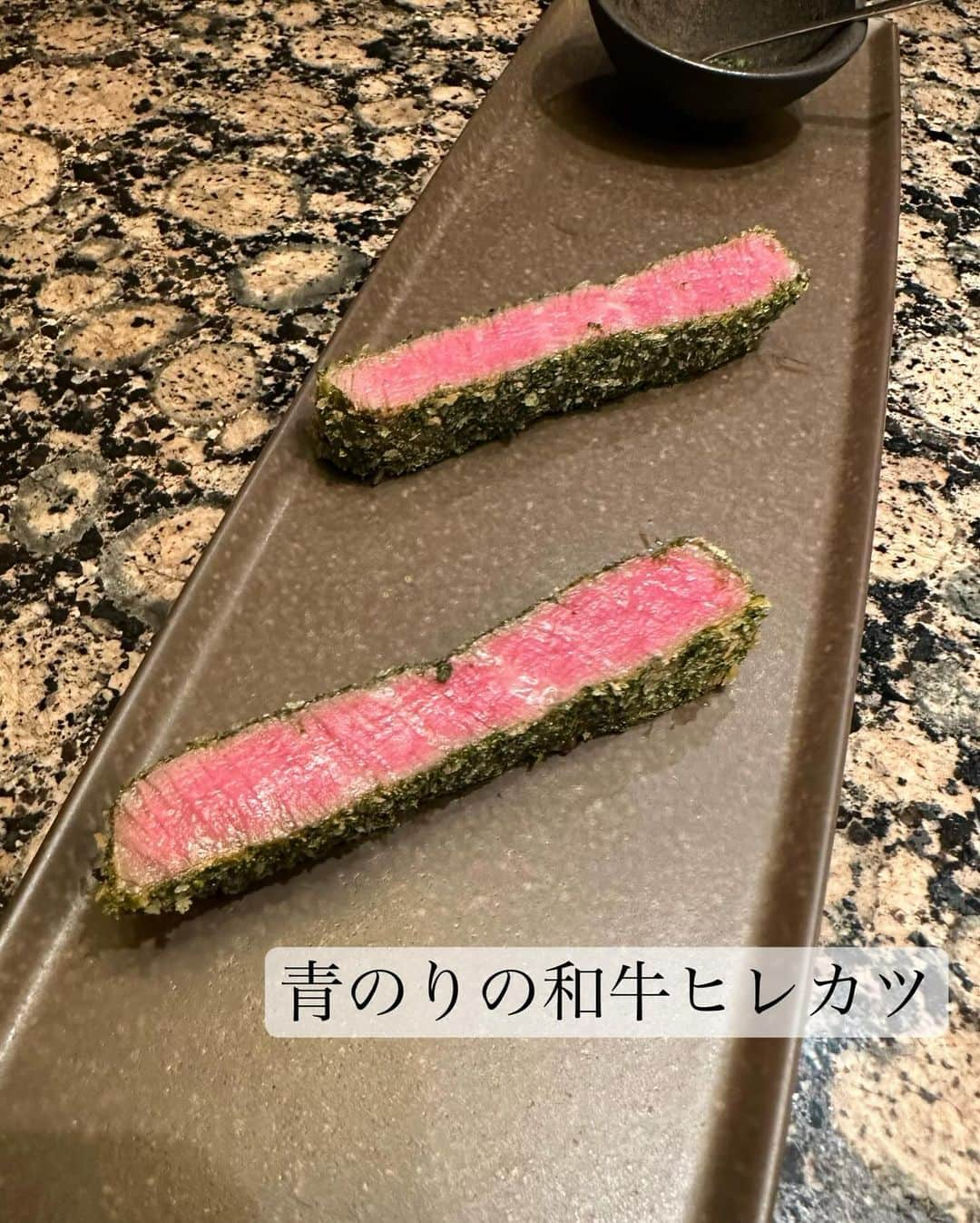 村上麻衣さんのインスタグラム写真 - (村上麻衣Instagram)「⁡ 『うしごろ貫　恵比寿本店』さんで、 美味しいお肉をいただいてきました〜🥰✨ ⁡ @ushigoro_yakiniku  ⁡ こちらのお店で取り扱うお肉は、 国産黒毛和牛の中でも最高級とされるA5ランクの雌牛のみ！ 私は「季節限定コース」という シャトーブリアン、極みタンと 希少部位を含む全15品のボリューム満点コースをいただきました💓 松茸など、その時しか食べることのできない四季の味覚もあらわれています。 飲み放題は種類も豊富で、 日本酒にもこだわりあり🍶 ⁡ シャトーブリアンはすっごく柔らかかった〜✨ 赤身だから脂こくなくて ただひたすら美味しかったです🥹 ⁡ 最近は年齢のせいか脂が多めの和牛だとちょっと辛い時があるのですが😅 こちらのお店のコースでは 全体的にさっぱりしていて脂こさが無く、 コースでも最後まで美味しくいただけました💓 ⁡ お肉は、特に大事なものの時（笑） は店員さんが焼いてくれるのです。 ですので、1番美味しい状態でいただけます。 お喋りに気を取られ、うっかり焦がす （←私やりがち）がなくて有難かったです☺️ ⁡ 「松茸ご飯とザブトンのすき焼き」では、 店員さんが焼いてくれたザブトンをタレとたまごにからめて、 松茸ご飯と一緒にパクリと🍁 秋の味覚だわ〜🤭 ⁡ 店内は綺麗で、洗練された和モダンな空間。 ロースターが煙を吸うので 服や髪ににおいがつくこともなかったです✨ プライベートだけではなく、接待やパーティーでも安心して使えますね♡ そして何より 店員さんのサービスがとても心地良く、 より一層お食事が美味しく感じ、 楽しい時間となりました。 ⁡ さすが安定のうしごろグループさんです✨ 駅から徒歩2分なのもポイント☝️ 友人とのお食事や忘年会や デートにもどうぞ。 ⁡ ⁡ 📍うしごろ貫　恵比寿本店 恵比寿駅西口より徒歩2分 ⁡ ┈┈┈┈┈┈┈ ❁ ❁ ❁ ┈┈┈┈┈┈┈┈ 「季節限定コース｣➕飲み放題 ⁡ ◆テールスープと蕪の摺り流し ◆季節の前菜三種 ◆炙り握り ◆あたり葱と生姜のたたきユッケ ◆極みのタン ◆厚切りハラミ ◆青のりの和牛ヒレカツ ◆シャトーブリアン ◆チョレギサラダ ◆極上ミスジの焼きしゃぶポン酢 ◆濃厚コムタンスープ ◆ランプ ◆松茸ご飯とザブトンのすき焼き ◆貫特製きのこ唐辛子麺←これ単品で食べたいくらいすき ◆抹茶どら焼き ⁡ ＝＝飲み放題メニュー＝＝＝＝＝ 【飲み放題】2時間（L.O30分前） ■日本酒 紀土 ・肉正宗・九頭龍 いづみ橋 ■焼酎 （芋）富乃宝山・佐藤 黒 （麦）中々・兼八・麦冠 情け嶋 ■和マッコリ　うさぎのダンス ■赤ワイン ■白ワイン ■ビール ザ・プレミアム・モルツ＜香るエール＞ オールフリー（ノンアルコール） ■ハイボール・ジン 角ハイボール ジンソーダ ■サワー 黒ウーロンハイ・ジャスミンハイ 緑茶ハイ・とうもろこし茶ハイ・レモンサワー ■果実酒 白加賀でつくった梅酒・鳳凰美田 完熟もも・鳳凰美田みかん ■ソフトドリンク ジンジャーエール・コーラ・黒ウーロン茶・ジャスミン茶 緑茶・とうもろこし茶 ⁡ ┈┈┈┈┈┈┈ ❁ ❁ ❁ ┈┈┈┈┈┈┈┈ ⁡ #PR #うしごろ貫 #焼肉 #恵比寿焼肉 #五反田焼肉 #日本酒」11月22日 10時47分 - maimaisue