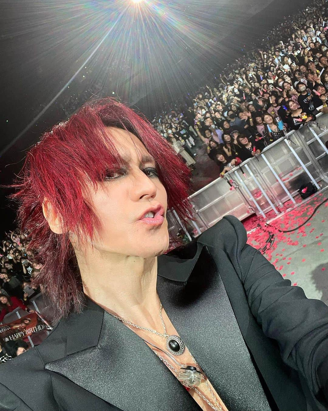 SUGIZOさんのインスタグラム写真 - (SUGIZOInstagram)「From Tokyo with Love 1121.  THE LAST ROCKSTARS、有明アリーナ公演Day1。 奇跡の初日でした。みんな本当ににありがとう。  音楽にできることがある。音楽にしかできないことがある。 先立った盟友達へ、世界中の困難な地域の人々へ、 魂をかけてポジティヴ・エネルギーを送りたい。 今ここにいる仲間達と一緒に。  今日も全霊でステージに立ちます。みんな昇天しよう！  #THELASTROCKSTARS #TLRS #YOSHIKI #HYDE #SUGIZO #MIYAVI #PSYCHOLOVE #有明アリーナ」11月22日 10時50分 - sugizo_official