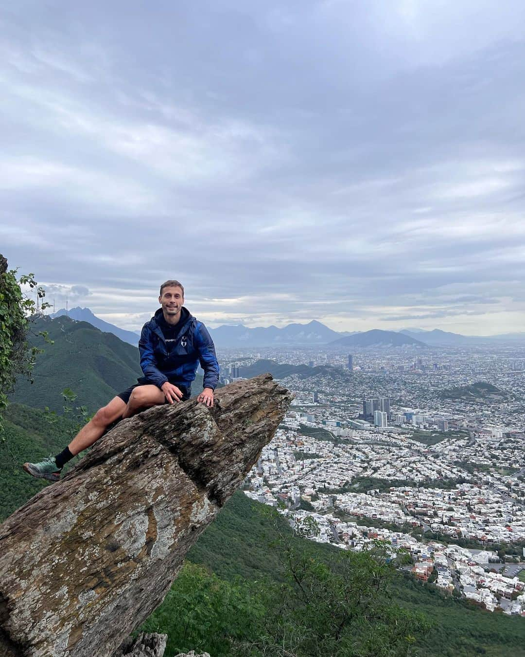 セルヒオ・カナレスのインスタグラム：「😍🏔️🤝👊」