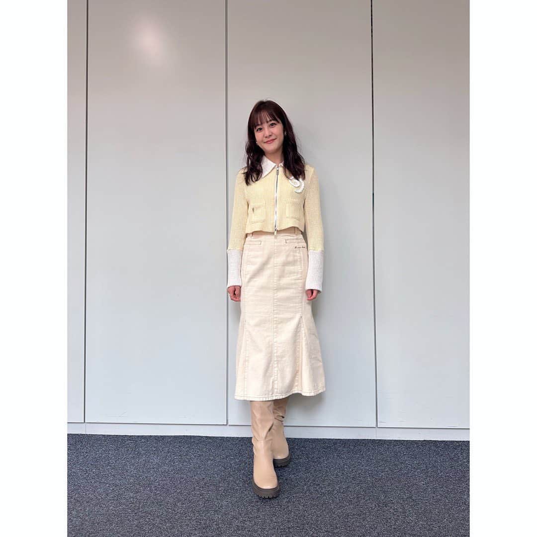 林美桜のインスタグラム：「. #そだてれび #衣装 . そだてれびはワイドスクランブルとは違ったポップな雰囲気の衣装👗 スタイリストさんがいつも素敵な衣装を用意してくださっています🙇‍♀️❣️ 1.2枚目が#y2k な感じでお気に入りです😘 . 1.2 トップス・スカート @musinsa_japan イヤリング @cotomonomarche ブレス・リング @star_jewelry_girl 靴 @randa_pic . 3.4 ニット・スカート・ブーツ @marella_japan アクセサリー @star_jewelry_girl . 5.6 セットアップ @musubore_official ニット @_vacancy_official イヤリング @matildarose_official リング @ete_official 靴 @randa_pic . 7 ワンピース @baumundpferdgarten イヤリング @matildarose_official ネックレス・リング @joueteofficial . 8.9 ワンピース @arobe_official アクセサリー @star_jewelry_girl . #アナウンサー #ootd」