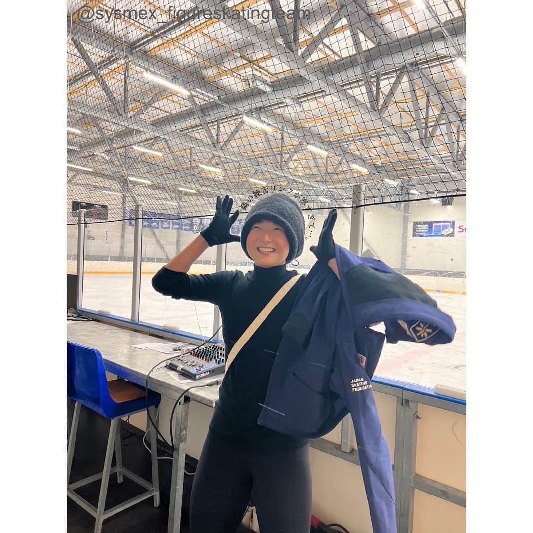 三原舞依＆坂本花織さんのインスタグラム写真 - (三原舞依＆坂本花織Instagram)「⁡ ⁡ 坂本花織選手よりメッセージが届きました💌 ⁡ ****** ⁡ GPフィンランド杯から無事に帰国いたしました。 ⁡ 久々のヨーロッパでの試合🇪🇺 時差によって日本時間の真夜中に試合だったので、みなさんはきっと、試合の時間まで起きてるのか…早めに寝てその時間に一時的に起きるのか…次の日に支障が出るから夢の中で応援するか…。 難しい時間帯の中、日本からたくさんの応援本当にありがとうございました🙇🏼‍♀️ ⁡ 今年目標のひとつにもしていた “1･1でファイナルを決める” を達成することができとても嬉しいです！ 今大会はスケートカナダとは違い、守りに入った演技になってしまって本来の自分のスケートが出来なかったので、この悔しさをファイナルでぶつけたいです💥 ⁡ ファイナルまでの時間を有意義に使いベストコンディションで挑めるよう努めてまいります！ ⁡ 本当にありがとうございました！ ⁡ 坂本花織 ⁡ #kaorisakamoto#坂本花織 #figureskating #figureskater  #sysmex_figureskatingteam」11月22日 10時52分 - sysmex_figureskatingteam