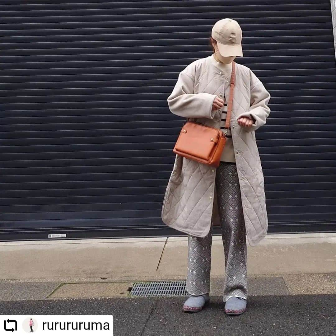 ikkaのインスタグラム：「@rurururuma さん🌟 素敵な投稿ありがとうございます🥰  #Repost @rurururuma with @let.repost  • • • • • • · · ·  『ikka』@ikka_official 　　　■【雑誌InRed12月号掲載】【親子おそろい】切り替えキルティング軽量コート  　　　お袖が同色のフェイクウールの切り替えデザインが素敵♡ 　　　アレンジしやすいノーカラーです🧣 　　　吸湿発熱機能のサーモライト中綿が使われていて暖かく 　　　この軽さは魅力的✨  　　　■【雑誌InRed12月号掲載】【親子おそろい】クリーミーサイドスリットプルオーバー  　　　サイドスリット入りでinもoutもスッキリ可愛いニット🎵 　　　滑らかで柔らかなニットでアウター着てももたつかない♡ 　　　 ·  　『florist』@florge_by_florist 　 ■ 2size展開】【多ポケット】ユニセックススクエアレザーショルダーバッグ  　　　  ファスナー付き3ヶ所とカードポケットの4部屋構造で 　　　  仕分け能力が素晴らしい✨ 　　　  マットな質感のPUレザーでカジュアルにもきれいめにも◎ 　　　  バッグinバッグにも良さそうで旅行などにも便利♡  　　　 20日までTIMESALE開催中です!  ·  #PR #ikka #florist  #ニット #ニットコーデ  #ボーダー #ショルダーバッグ  #きれいめカジュアル  #ootd  #プチプラコーデ#プチプラ高見えコーデ  #淡色コーデ #大人カジュアルコーデ #秋冬コーデ #大人可愛いコーデ #ワンピースコーデ #オフィスカジュアル」