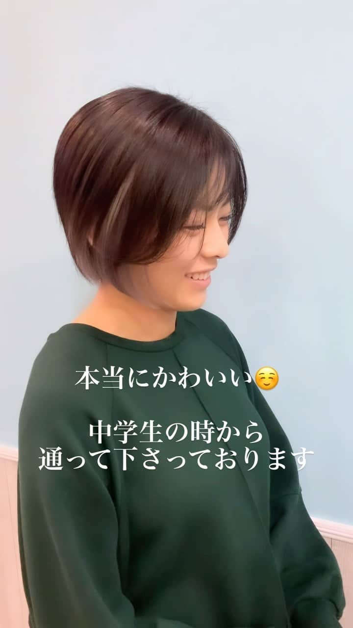 hair salon JOJOのインスタグラム：「中学生の頃からずっと通って頂いているお客様🩵本当に小顔でおキレイ♪インナーカラーの大人ショート⭐︎シルバーブラックベースにライトカラーのグレージュインナーカラーです！ #大人ショート#インナーカラー#シルバーブラック#ベージュカラー#グレージュカラー#かわいい#小顔カット#20代ヘアスタイル#30代ヘアスタイル  【ヘアサロンJOW下高井戸駅前】 西脇丈太郎 都内2店舗勤務の後、新宿に2010年独立開業（12年間）。 現在は世田谷区下高井戸に移転。3店目の【JOW】を経営するオーナー兼スタイリスト。 丁寧でスピーディーな施術、ハイクオリティな仕上がりをご提案致します。 ・ショートスタイルの扱いやすさ ・絶妙なバランスのインナーカラー ・長持ちする明るい白髪ぼかしハイライト ・髪を大切にする植物性のヘナカラー 等に定評があります。 皆様のご来店心よりお待ちしております。  TEL:0333238220 #世田谷美容室#下高井戸美容室#明大前美容室#松原美容室 #下高井戸ヘアサロン#下高井戸#明大前#三軒茶屋#新宿#西新宿#ジョジョの奇妙な冒険#承太郎  Web予約↓ https://hairsalon-jow.com/」