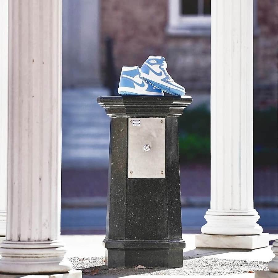 Sneaker Newsさんのインスタグラム写真 - (Sneaker NewsInstagram)「UNC Blue 🤝 Air Jordan 1⁠ ⁠ Michael Jordan's eponymous brand recently gifted the University of North Carolina Women’s Basketball team (@uncwbb) an exclusive retro.⁠ ⁠ Click the LINK IN BIO for more details.」11月22日 11時00分 - sneakernews