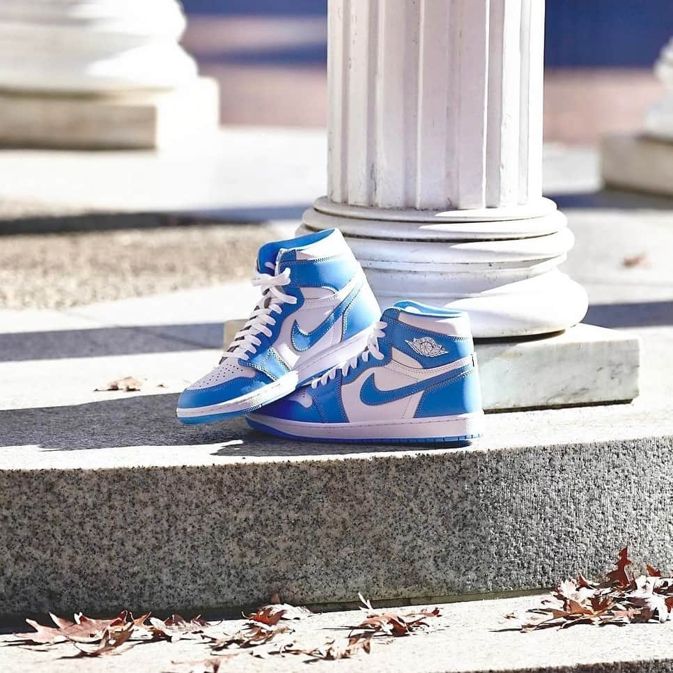 Sneaker Newsさんのインスタグラム写真 - (Sneaker NewsInstagram)「UNC Blue 🤝 Air Jordan 1⁠ ⁠ Michael Jordan's eponymous brand recently gifted the University of North Carolina Women’s Basketball team (@uncwbb) an exclusive retro.⁠ ⁠ Click the LINK IN BIO for more details.」11月22日 11時00分 - sneakernews