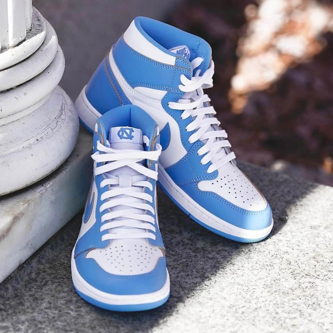 Sneaker Newsのインスタグラム：「UNC Blue 🤝 Air Jordan 1⁠ ⁠ Michael Jordan's eponymous brand recently gifted the University of North Carolina Women’s Basketball team (@uncwbb) an exclusive retro.⁠ ⁠ Click the LINK IN BIO for more details.」