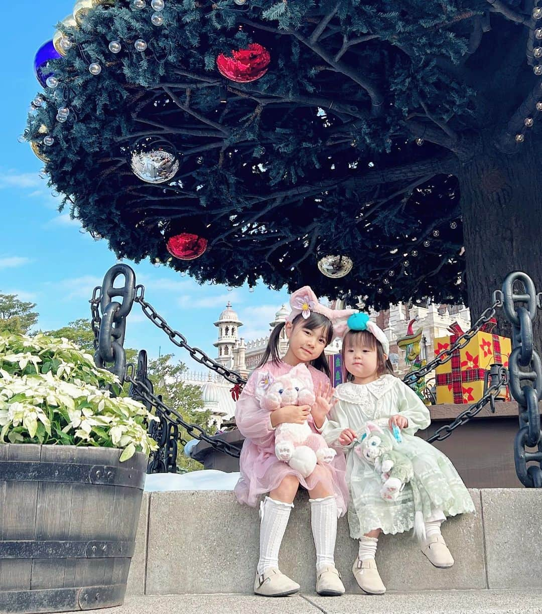 mariomi324さんのインスタグラム写真 - (mariomi324Instagram)「ディズニーシー🧜‍♀️🐠🐚 子連れでシーは初めて✨ いつもランドに行ってしまう😅 ⭐︎ 長女がダッフィフレンズに会いたい！と言うので🧸💕 でもね、平日に行って過去一混んでた🥹乗り物なんか並べない！ なんか優先チケット？みたいのも着いた時にはsold out状態で、ただただ食べて眺めて買って終わりました😂 でもやっぱりクリスマスのシーはいるだけで幸せ🎄🎅🏻🎁 ⭐︎ 夜のショーを見て、子供たちはキラキラお目めでした🥰 次は空いてそうな時に行こうね😂 ⭐︎ まだ写真投稿させてくださーい🤳 ✳︎ ✳︎ ✳︎ ✳︎ #ダッフィーフレンズ #duffyandfriends #リーナベル #ジェラトーニ #リーナベルコーデ #ジェラトーニコーデ  #ディズニークリスマス #ディズニーシー #disneysea #disneygram #disneyphotography #disneylove  #6歳 #3歳 #姉妹ママ #kidsfashion #キッズコーデ #キッズファッション #ig_kids #sisters #姉妹リンクコーデ #リンクコーデ #姉妹お揃い  #姉妹コーデ #親バカ部 #子連れディズニー #kidsfashion #kidstagram #instakids #kidsphotography」11月22日 11時01分 - mario_ym324