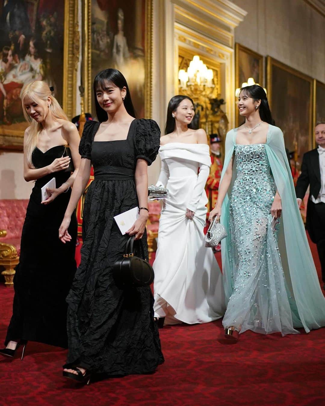 Just Jaredさんのインスタグラム写真 - (Just JaredInstagram)「BLACKPINK stepped out at Buckingham Palace on Tuesday night to attend the Korean president’s state dinner alongside the royal family. More photos, plus see King Charles’ shout-out for the group, on JustJared.com. #BLACKPINK Photos: Getty」11月22日 11時05分 - justjared