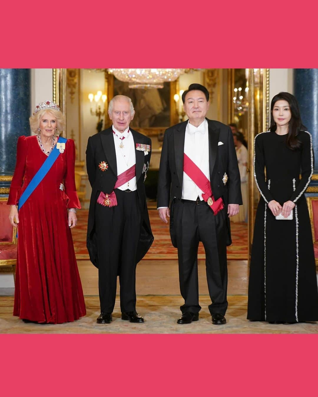 Just Jaredさんのインスタグラム写真 - (Just JaredInstagram)「BLACKPINK stepped out at Buckingham Palace on Tuesday night to attend the Korean president’s state dinner alongside the royal family. More photos, plus see King Charles’ shout-out for the group, on JustJared.com. #BLACKPINK Photos: Getty」11月22日 11時05分 - justjared