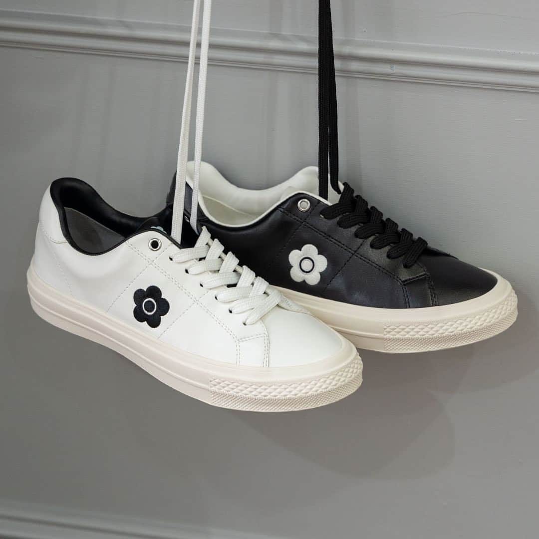 MARY QUANT officialのインスタグラム：「- オンラインショップ先行発売！ シンプルなデザインのスニーカーが登場！ - バイカラーが目を引くスニーカー シンプルでさまざまなコーディネートに 取り入れやすいデザインです #アイコンデイジーバイカラースニーカー - ※1月中旬以降 一部店舗でも取り扱い予定 - 11/30まで！ オンラインショップにて送料無料キャンペーン実施中 ※全てのお買い物が対象 - #MARYQUANT #2023WINTER #NEWITEMS #FASHION - #マリークヮント #スニーカー #バイカラー #カジュアル」
