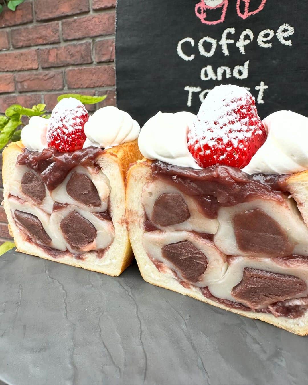 Coffee & Toast Tokyoさんのインスタグラム写真 - (Coffee & Toast TokyoInstagram)「"ぎっしり" いちご大福ぱん‼︎ 🍓🍓🍓🍓🍓🍓🍓🍓🍓🍓  “Happiness is freshly baked bread.”  バターたっぷりのパンにぎっしり大福！  甘酸っぱいストロベリーと大福の優しい甘さ、ふわふわのホイップクリームも相まって、たまらんです😋😋😋  . . . . . #ぎっしりいちご大福ぱん #いちごスイーツ  #大福  #いちご大福  #daifuku  #strawberry  #wagashi  #あんバター  #strawberrytart  #いちご  #いちごタルト   #三軒茶屋ランチ  #世田谷線カフェ  #パンスタグラム  #東京カフェ  #三軒茶屋カフェ #三軒茶屋  #パン #三茶カフェ  #三茶 #田園都市線カフェ #コーヒーアンドトースト  #coffeeandtoast #foodie  #foodiegram #甘酸っぱい」11月22日 11時10分 - coffeetoast2