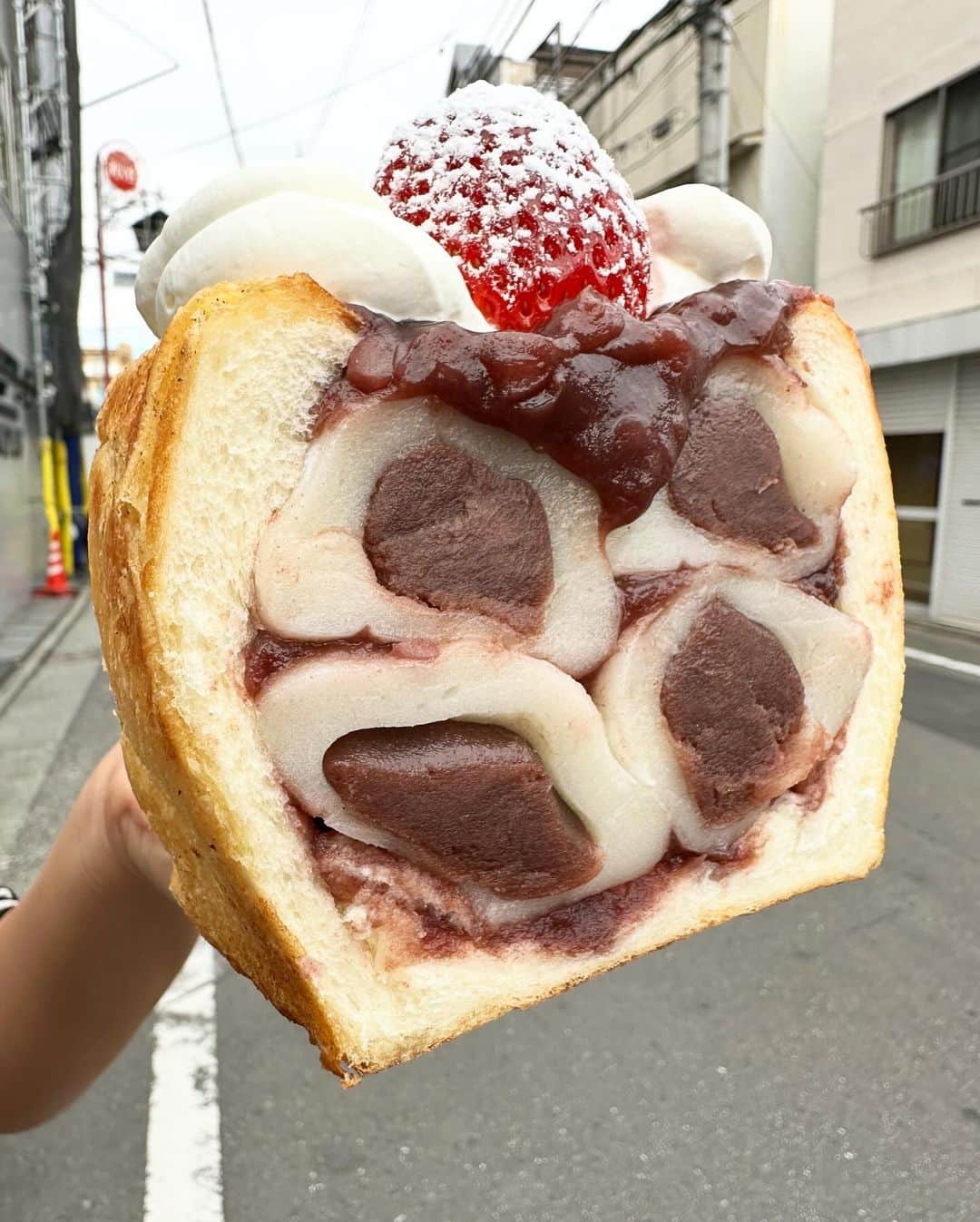 Coffee & Toast Tokyoのインスタグラム：「"ぎっしり" いちご大福ぱん‼︎ 🍓🍓🍓🍓🍓🍓🍓🍓🍓🍓  “Happiness is freshly baked bread.”  バターたっぷりのパンにぎっしり大福！  甘酸っぱいストロベリーと大福の優しい甘さ、ふわふわのホイップクリームも相まって、たまらんです😋😋😋  . . . . . #ぎっしりいちご大福ぱん #いちごスイーツ  #大福  #いちご大福  #daifuku  #strawberry  #wagashi  #あんバター  #strawberrytart  #いちご  #いちごタルト   #三軒茶屋ランチ  #世田谷線カフェ  #パンスタグラム  #東京カフェ  #三軒茶屋カフェ #三軒茶屋  #パン #三茶カフェ  #三茶 #田園都市線カフェ #コーヒーアンドトースト  #coffeeandtoast #foodie  #foodiegram #甘酸っぱい」