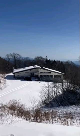 栂池高原スキー場のインスタグラム：「こんちには！！⛄️✨  山頂付近ではすっかり雪で一面真っ白で、今からでもすぐに滑れちゃいそうです🏂🤍 お客様全員が笑顔で楽しんでいただけるように我々スタッフも精一杯準備に取りかかっていますので、オープンまでもうしばらくお待ち下さい❄️ 早割シーズン(～11/30まで)&早割リフト(~12/8)も販売中です！！ 詳しくは栂池公式ホームページ @tsugaike_kogen プロフィールURLよりご覧頂けます✨ ーーーーーーーーーーーー  Reporting you the latest situation from Tsugaike Mountain Resort!☃️✨ The mountain area has been completely  covered in white snow, seems like we can slide here anytime soon!⛷️🤍 All the staff at Tsugaike Mountain Resort are doing their best to ensure that our visitors will be able to enjoy this winter season to the fullest!❄️ So, please wait for Tsugaike Mountain Resort’s open announcement! Early bird season pass sale (~11/30) & Early bird lift ticket (~12/8) are currently on sale! For more information, check our official website! @tsugaike_kogen check the link in our URL profile!✨  #中部山岳国立公園 #栂池自然園 #北アルプス #白馬山麓 #長野県 #白馬つがいけWOW！ #白馬 #栂池高原スキー場 #栂池高原 #栂池 #ロープウェイ #つがいけマウンテンリゾート #tsugaike #hakuba #絶景 #こどもとおでかけ #トレッキング #キャンプ #ドッグラン #アクティビティ #白馬三山 #高山植物 #スキー #スノーボード #スキー場 #snowlife #snowlifeinjapan」