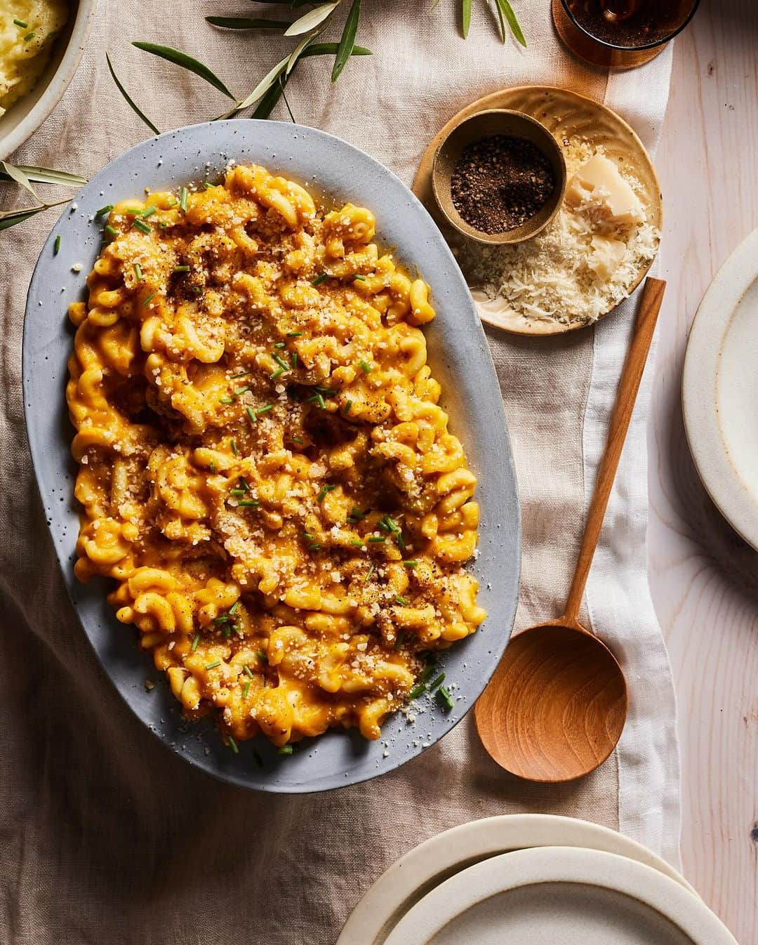 Gaby Dalkinさんのインスタグラム写真 - (Gaby DalkinInstagram)「Thanksgiving is 2 days away and we’ve talked about menu, bar, cocktails, prep, and stocking up on all the things. If you need a last minute recipe to bring and really wow everyone - this Butternut Squash Mac and Cheese that I made for @drinkSprindrift is otherworldly and pairs perfectly with any number of their seasonal flavors. And the cocktail (Boulevardier Spritz with Blood Orange Tangerine Spindrift) you saw on my stories last week from Friendsgiving is up on WGC!  You know the drill - any last minute Thanksgiving questions - send ‘em my way! Recipe linked in my profile #SpindriftPartner https://whatsgabycooking.com/butternut-squash-mac-and-cheese/」11月22日 11時22分 - whatsgabycookin