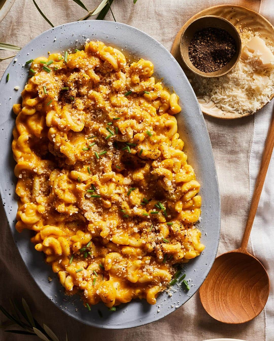 Gaby Dalkinさんのインスタグラム写真 - (Gaby DalkinInstagram)「Thanksgiving is 2 days away and we’ve talked about menu, bar, cocktails, prep, and stocking up on all the things. If you need a last minute recipe to bring and really wow everyone - this Butternut Squash Mac and Cheese that I made for @drinkSprindrift is otherworldly and pairs perfectly with any number of their seasonal flavors. And the cocktail (Boulevardier Spritz with Blood Orange Tangerine Spindrift) you saw on my stories last week from Friendsgiving is up on WGC!  You know the drill - any last minute Thanksgiving questions - send ‘em my way! Recipe linked in my profile #SpindriftPartner https://whatsgabycooking.com/butternut-squash-mac-and-cheese/」11月22日 11時22分 - whatsgabycookin