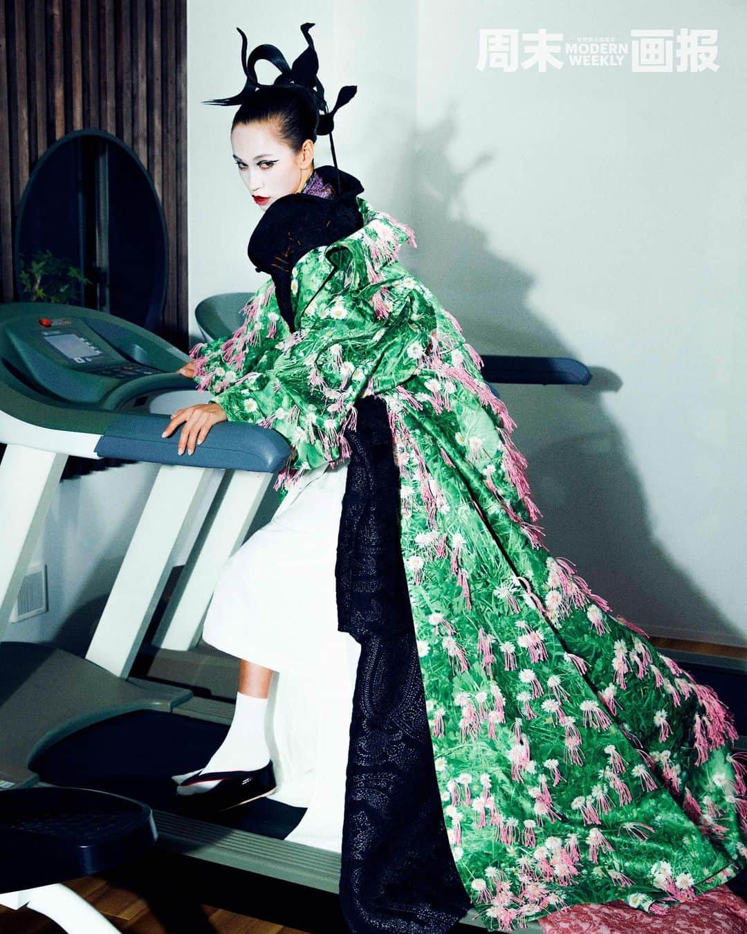 Shun Watanabeのインスタグラム：「Cover Story for @modernweeklystyle Kiko Mizuhara @i_am_kiko shot by Julian Song @juliannn_song  Editor in chief Chi Gao Fashion Editor Tracy Li @1sttracy Styling Shun Watanabe @shun_watanabe Hair Han Bin (Salsa Studio) @hanbin950810 Makeup Freya Ni @freyaisasheep.mua Manicure Tomoya Nakaga @tomonyan55 Executive Producer Jingqi, Takiy Photography Assistance Fu Wenjun, Yang Yiting, Zhang Ming Styling Assistance Seina Tanimoto @seina_noom3」