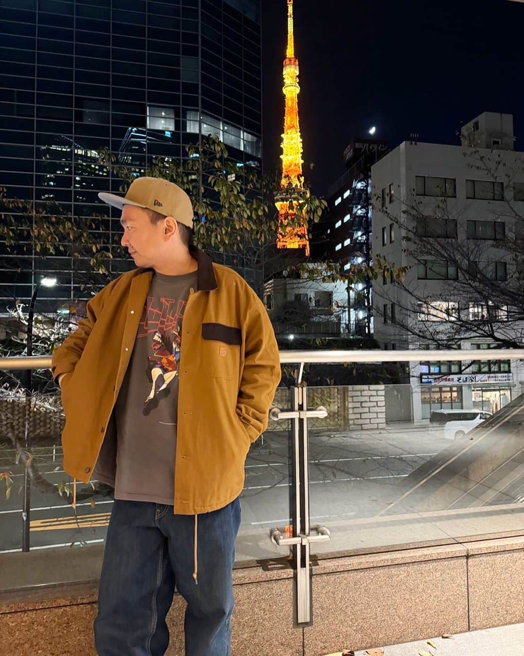 山内健司（かまいたち）のインスタグラム：「。 東京やなぁ😂😂😂😂😂  今までで1番東京やなぁ写真😂  めちゃくちゃ好きなご飯屋さん、心・技・体うるふ前のインスタ映えスポット🗼  TシャツはA KITEのTシャツ✋  別のパターンも狙ってるけどなかなか出てこないなー😑  アニメ、漫画、ゲームTシャツもカッコいいの多いよね😳😳😳😳😳  待つのみ😑😑😑  アウターはSILAS👍ゴワゴワしてなくて着やすいしあったかいですー🛀  パンツは三代くんにもらったCIOTA✋  #ヴィンテージTシャツ #silas  #akite  #ciota  #かまいたち山内」