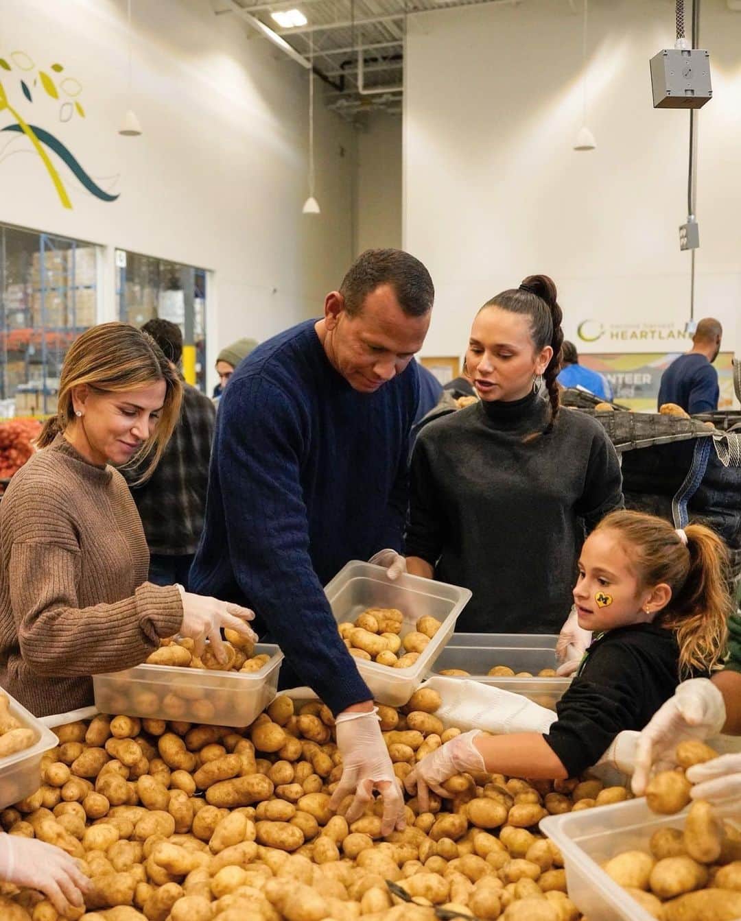 アレックス・ロドリゲスさんのインスタグラム写真 - (アレックス・ロドリゲスInstagram)「Thankful to be able to support Coach Finch and the @timberwolves & @minnesotalynx coaching staff today giving back to communities in Minnesota facing hunger during the holidays with @secondharvestheartland」11月22日 11時26分 - arod