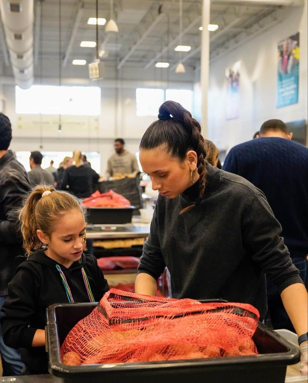 アレックス・ロドリゲスさんのインスタグラム写真 - (アレックス・ロドリゲスInstagram)「Thankful to be able to support Coach Finch and the @timberwolves & @minnesotalynx coaching staff today giving back to communities in Minnesota facing hunger during the holidays with @secondharvestheartland」11月22日 11時26分 - arod