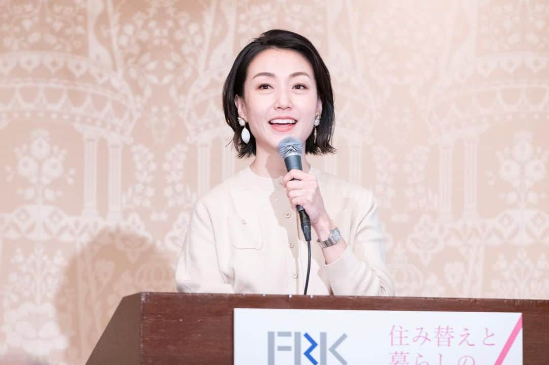 八木早希さんのインスタグラム写真 - (八木早希Instagram)「日経新聞掲載 毎年司会を務めるFRK「住まいと暮らしのセミナー」 今年のゲストは前大阪市長・大阪府知事、松井一郎さん。  「怒り」が原動力だった政治人生から離れ、イメージが全く違う！柔和で、紳士なユーモアたっぷりの松井さんでした✨  #FRK#不動産流通経営協会#住み替えと暮らしのセミナー#講演#松井一郎#日経新聞#司会#八木早希」11月22日 11時26分 - sakiyagi