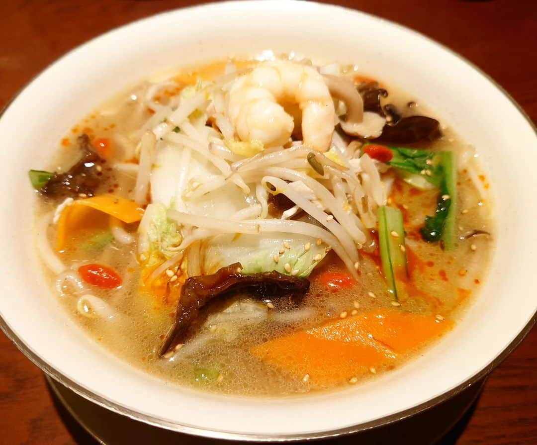 伊勢みずほのインスタグラム：「身体のために食べた！とさえ思わせてくれる薬膳ラーメン『銀印』🤤  でもね。。。  銀印おいしかったぁー！ってなってから、お隣りにあるミスドに吸い込まれ、あー、食べすぎちゃったなぁ😑って、毎度なります。  #楼蘭 #新潟市中央区ランチ #新潟市ランチ #新潟ラーメン巡り  #新潟市　#新潟　 #薬膳ラーメン #ミスドポケモン  #ポケモン  #食べ過ぎ注意」