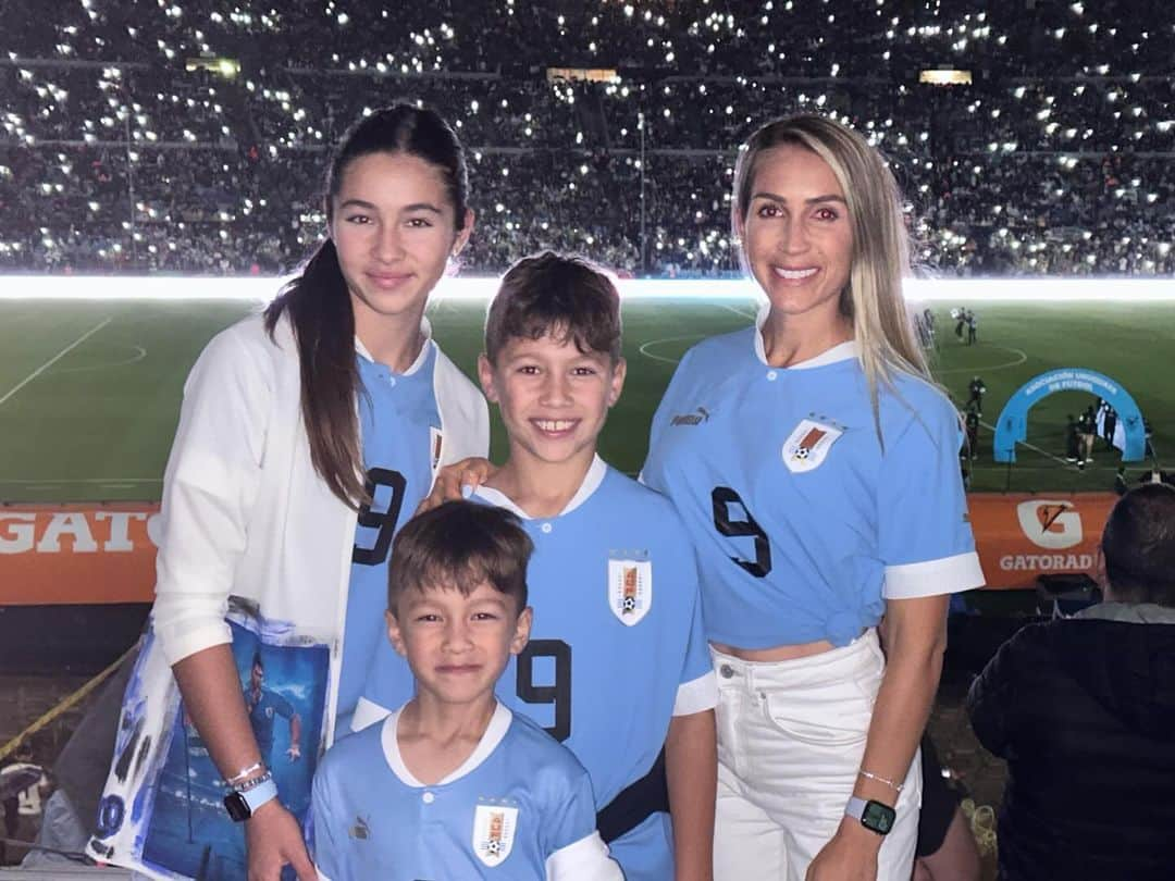 ソフィア・バルビのインスタグラム：「Donde papi es feliz, nosotros somos felices! Vamos Uruguay! 💙💙」