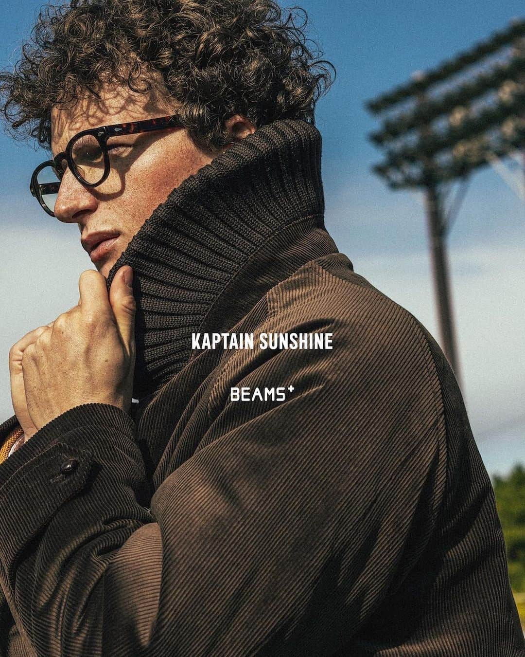 BEAMS+のインスタグラム：「… KAPTAIN SUNSHINE × BEAMS PLUS 11.25（Sat.）Release . 今シーズンは、ドンキーコートを別注でリリース。 上質な光沢のあるインド産超長綿を使用した、〈KAPTAIN SUNSHINE〉オリジナルのコーデュロイを採用。 裏地のウール混パイルボアは、高い保温性と柔らかい着心地を実現し、ヴィンテージのディティールから踏襲したキルティングの切り返し仕様で軽さも兼ね備えました。 重厚感ある襟のリブデザインやバスケットボタンがクラシックな雰囲気を演出します。 ブランドらしいAラインのシルエットも相まって上品な一着に仕上がりました。 . @kaptainsunshine @beams_plus @beams_plus_harajuku @beams_plus_marunouchi #kaptainsunshine #beamsplus」