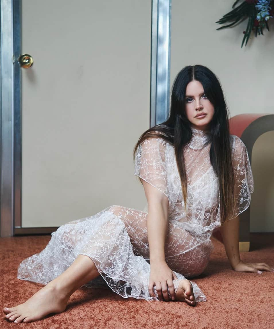 ロダルテのインスタグラム：「@honeymoon wears Rodarte’s White Lace Tiered Dress for @harpersbazaarus, the Art Issue.   Ph: @collierschorrstudio, styled by: @yashuasimmons.  #rodarte #lanadelrey」