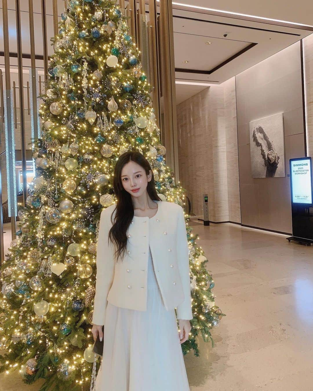 キム・ウンジュのインスタグラム：「이제 어딜가나 크리스마스 분위기 난다 ! 🎄♥️」