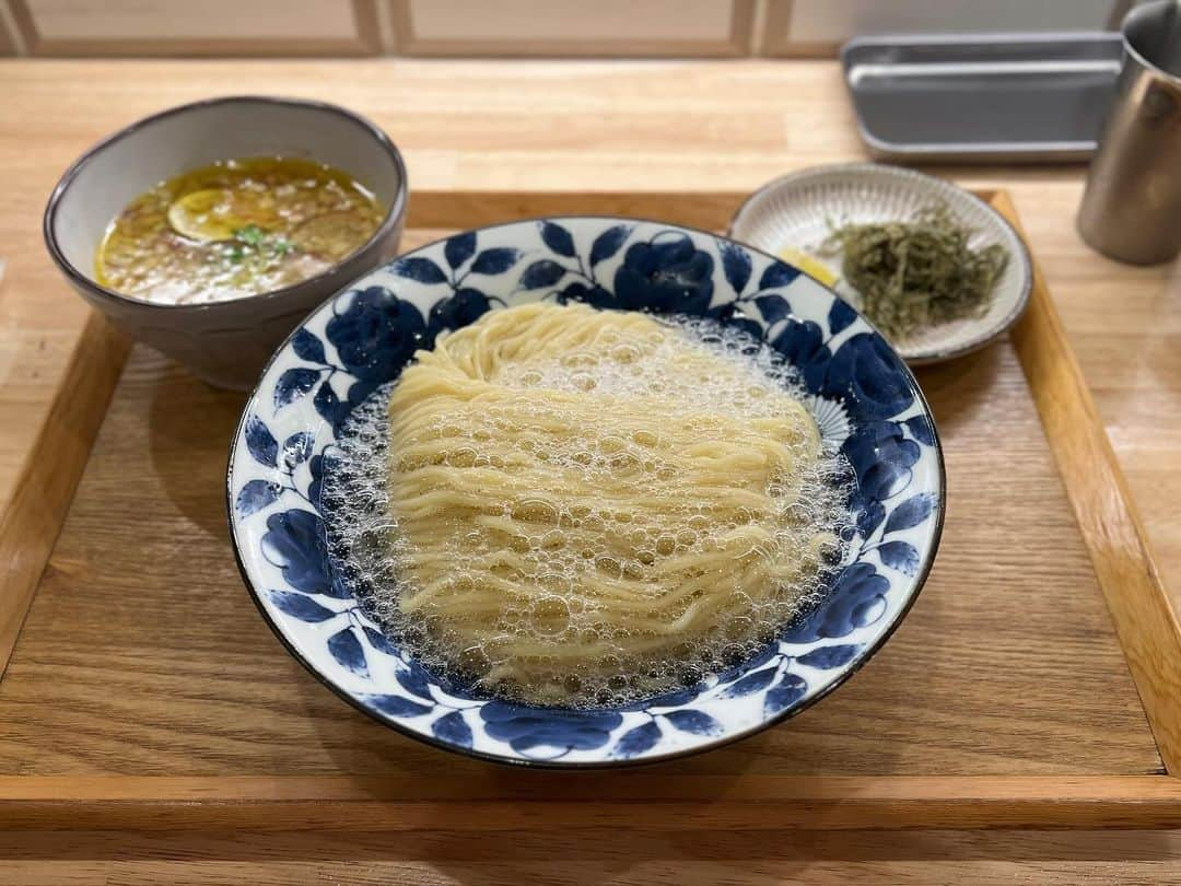 SUSURUのインスタグラム：「大阪で一目惚れした『魯山人つけ麺』。 たっぷりの昆布出汁に浸った麺、氷水で締められており、冷たくて旨みもたっぷり、ウンメェ！ 新世代の一杯をいただきました。 #susuru_tv #だしと小麦の可能性 #近鉄日本橋 #大阪 #魯山人つけ麺 #うまい  #ラーメン #らーめん #ramen #ラーメン部 #ramennoodles #毎日ラーメン生活 #麺スタグラム #japaneseramen #japanramen #foodstagram #foodie #noodles #instanoodle #instaramen #instafood #大阪ラーメン #つけ麺 #昆布水つけ麺」