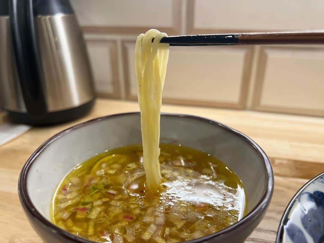 SUSURUさんのインスタグラム写真 - (SUSURUInstagram)「大阪で一目惚れした『魯山人つけ麺』。 たっぷりの昆布出汁に浸った麺、氷水で締められており、冷たくて旨みもたっぷり、ウンメェ！ 新世代の一杯をいただきました。 #susuru_tv #だしと小麦の可能性 #近鉄日本橋 #大阪 #魯山人つけ麺 #うまい  #ラーメン #らーめん #ramen #ラーメン部 #ramennoodles #毎日ラーメン生活 #麺スタグラム #japaneseramen #japanramen #foodstagram #foodie #noodles #instanoodle #instaramen #instafood #大阪ラーメン #つけ麺 #昆布水つけ麺」11月22日 11時48分 - susuru_tv