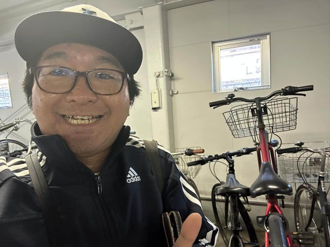 小石田純一さんのインスタグラム写真 - (小石田純一Instagram)「福島のいわき駅に置いておいた自転車を取りに行って来ました。車で片道4時間を往復。自転車で行くのも辛かったですが、車で行くのも辛かったです。普段あまり車運転しないですし…。 途中のサービスエリアで納豆カレーを食べてパワーチャージ。無事に自転車を回収しました。 これにて福島チャリ旅完全終了です。  #いわき  #いわき駅 #福島チャリ通 #納豆カレー #カレー #小石田純一 #お笑い芸人 #ものまね芸人」11月22日 11時42分 - koishida.trendy